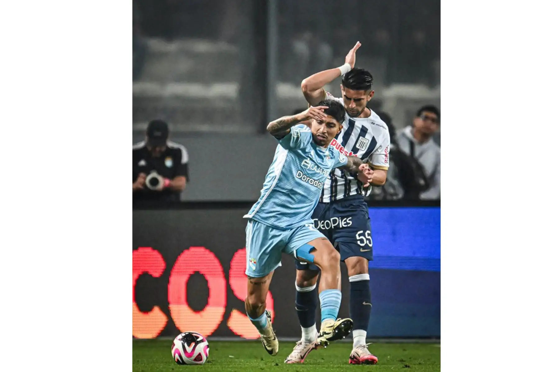 Sporting Cristal y Alianza Lima se enfrentan por la  séptima fecha del Torneo Clausura Liga 1 2024, en el l Estadio Nacional. En la imagen, el jugador de Alianza Lima, Carlos Zambrano.
Foto: @Liga1TeApuesto