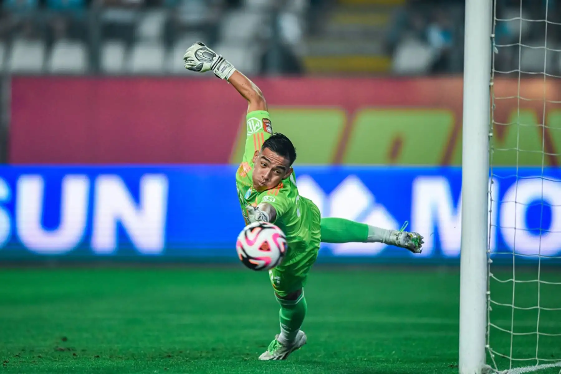 Sporting Cristal y Alianza Lima se enfrentan por la  séptima fecha del Torneo Clausura Liga 1 2024, en el l Estadio Nacional. En la imagen, el arquero de Sporting Cristal, Diego Enriquez. 
Foto: @Sporting Cristal