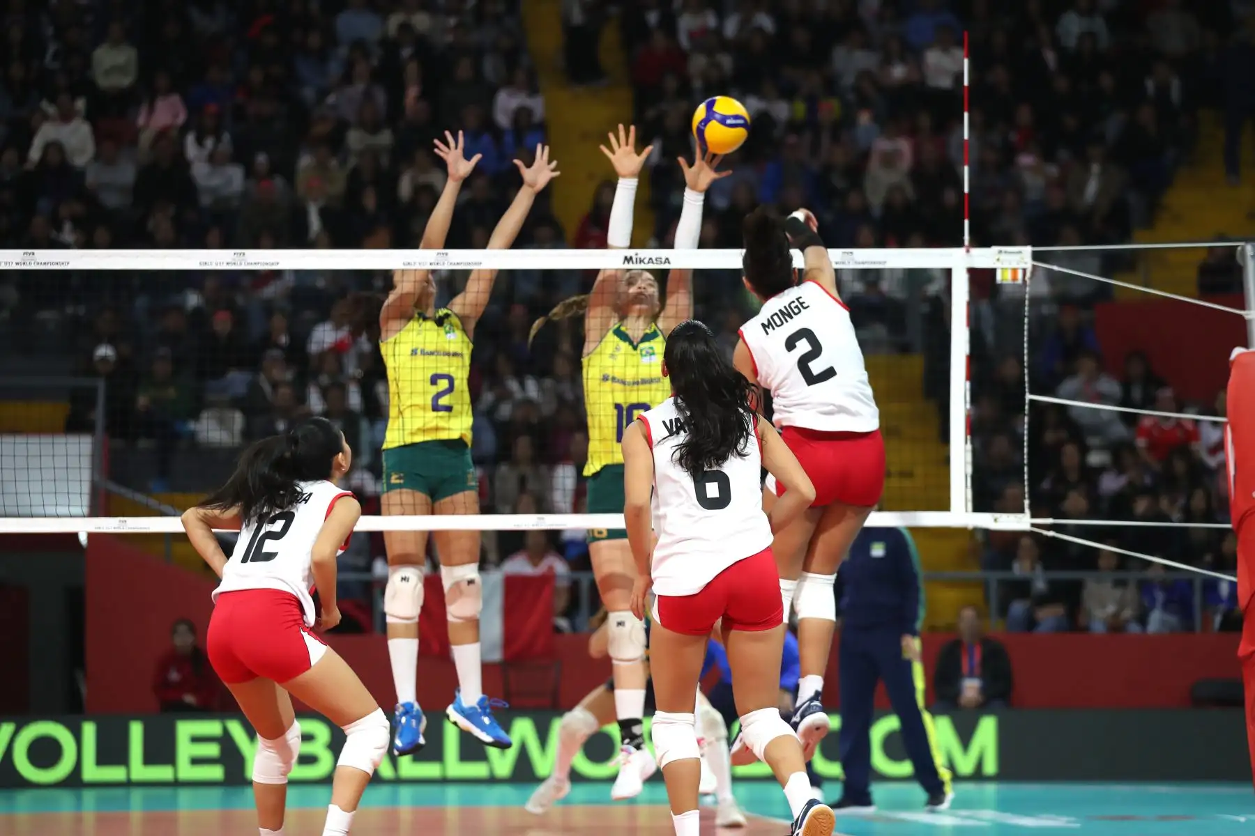 La selección peruana de voleibol realiza su debut en el Mundial U17 del 2024. Este esperado encuentro se disputa en el Coliseo Eduardo Dibós, donde el equipo nacional se mide ante Brasil, subcampeón del Sudamericano de la categoría.
Foto: ANDINA/ Lino Chipana