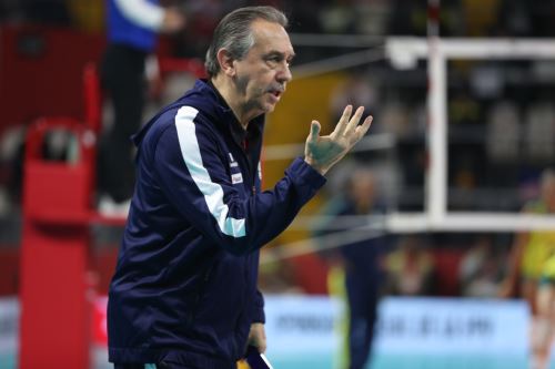 La selección peruana de voleibol realiza su debut en el Mundial U17 del 2024. Este esperado encuentro se disputa en el Coliseo Eduardo Dibós, donde el equipo nacional se mide ante Brasil, subcampeón del Sudamericano de la categoría. En la imagen, el entrenador de la selección peruana, Antonio Rizola.Foto: ANDINA/ Lino Chipana