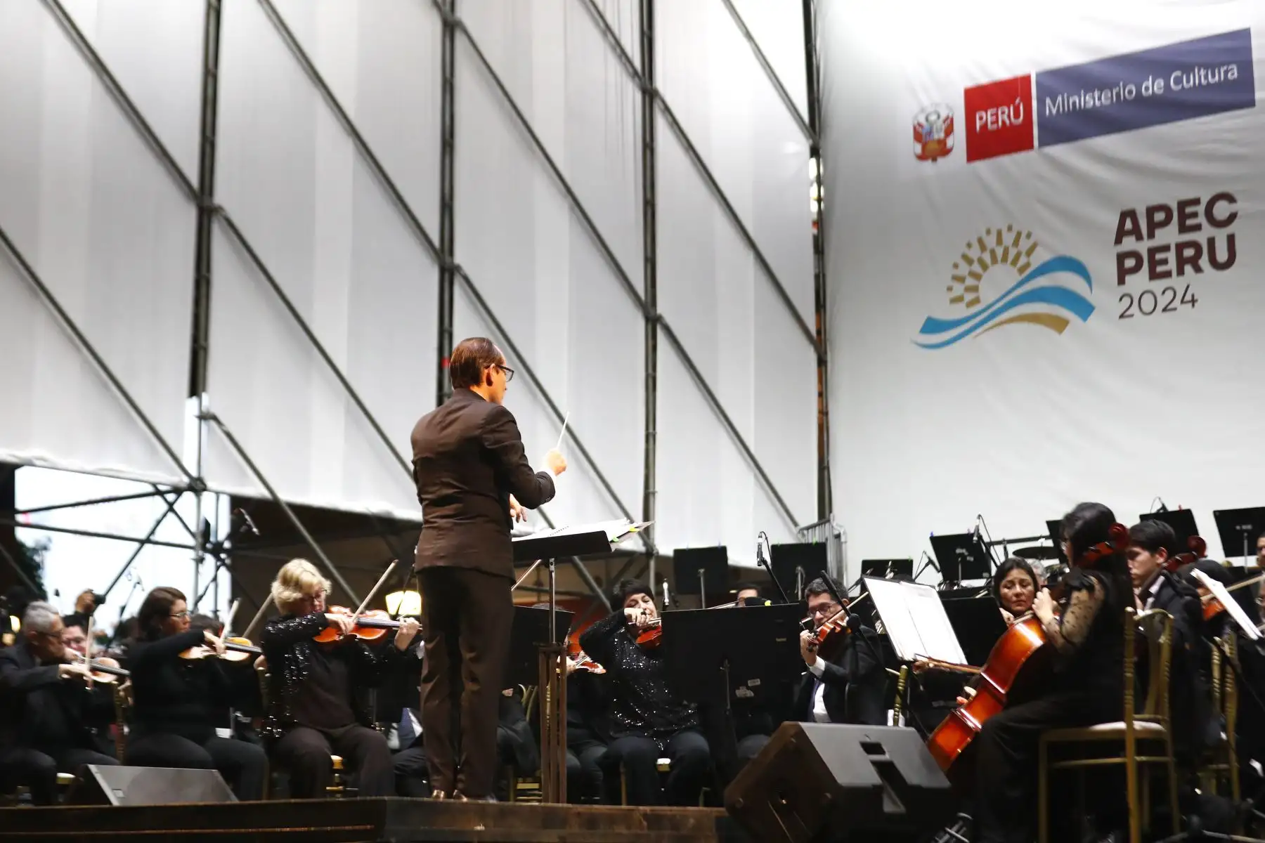 La Orquesta Sinfónica Nacional y la Orquesta Sinfónica de Trujillo ofrecieron un concierto gratuito en la Plaza de Armas de Trujillo, región La Libertad, en el marco de la realización del Foro de Cooperación Económica Asia-Pacífico APEC Perú 2024. 
Foto: ANDINA/Daniel Bracamonte