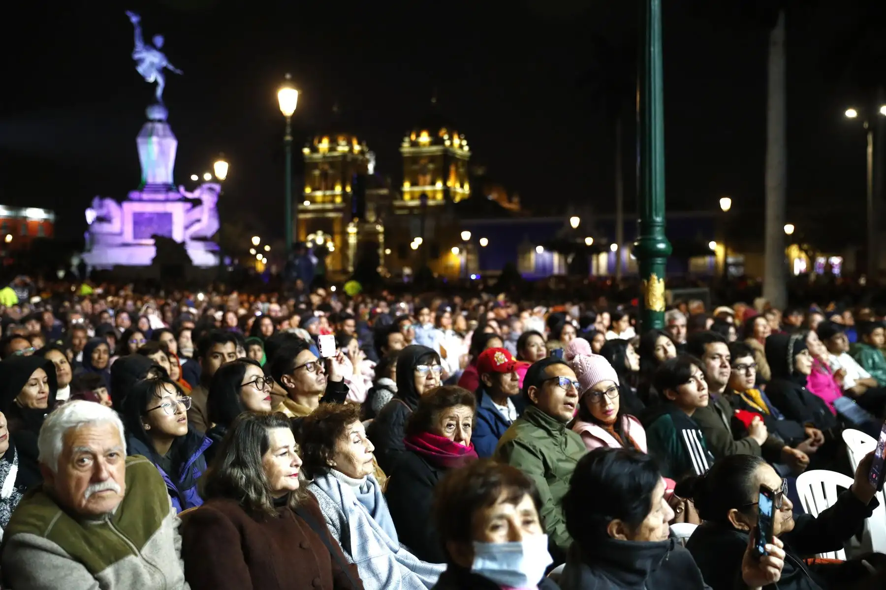 La Orquesta Sinfónica Nacional y la Orquesta Sinfónica de Trujillo ofrecieron un concierto gratuito en la Plaza de Armas de Trujillo, región La Libertad, en el marco de la realización del Foro de Cooperación Económica Asia-Pacífico APEC Perú 2024. 
Foto: ANDINA/Daniel Bracamonte