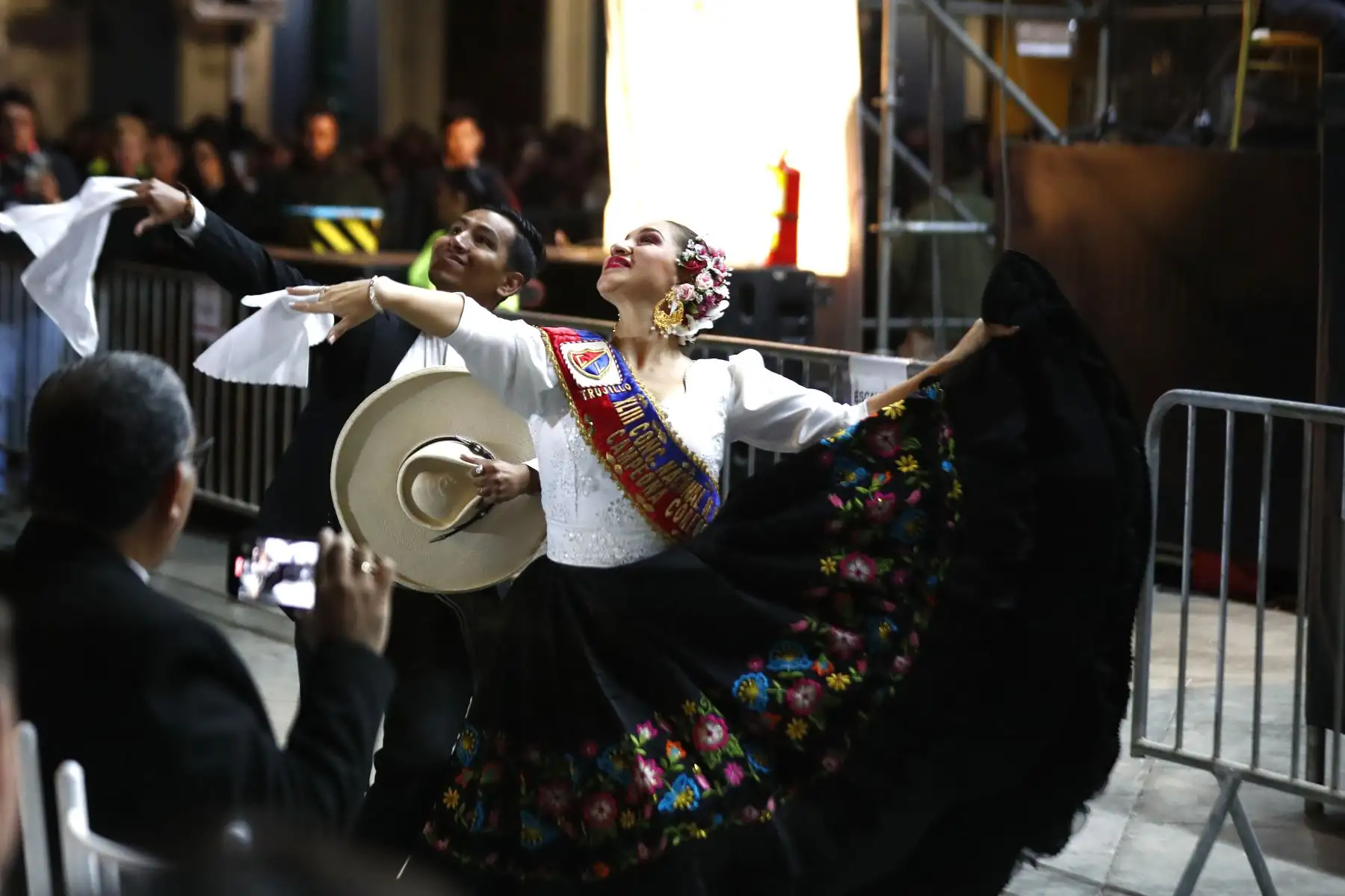 La Orquesta Sinfónica Nacional y la Orquesta Sinfónica de Trujillo ofrecieron un concierto gratuito en la Plaza de Armas de Trujillo, región La Libertad, en el marco de la realización del Foro de Cooperación Económica Asia-Pacífico APEC Perú 2024. 
Foto: ANDINA/Daniel Bracamonte