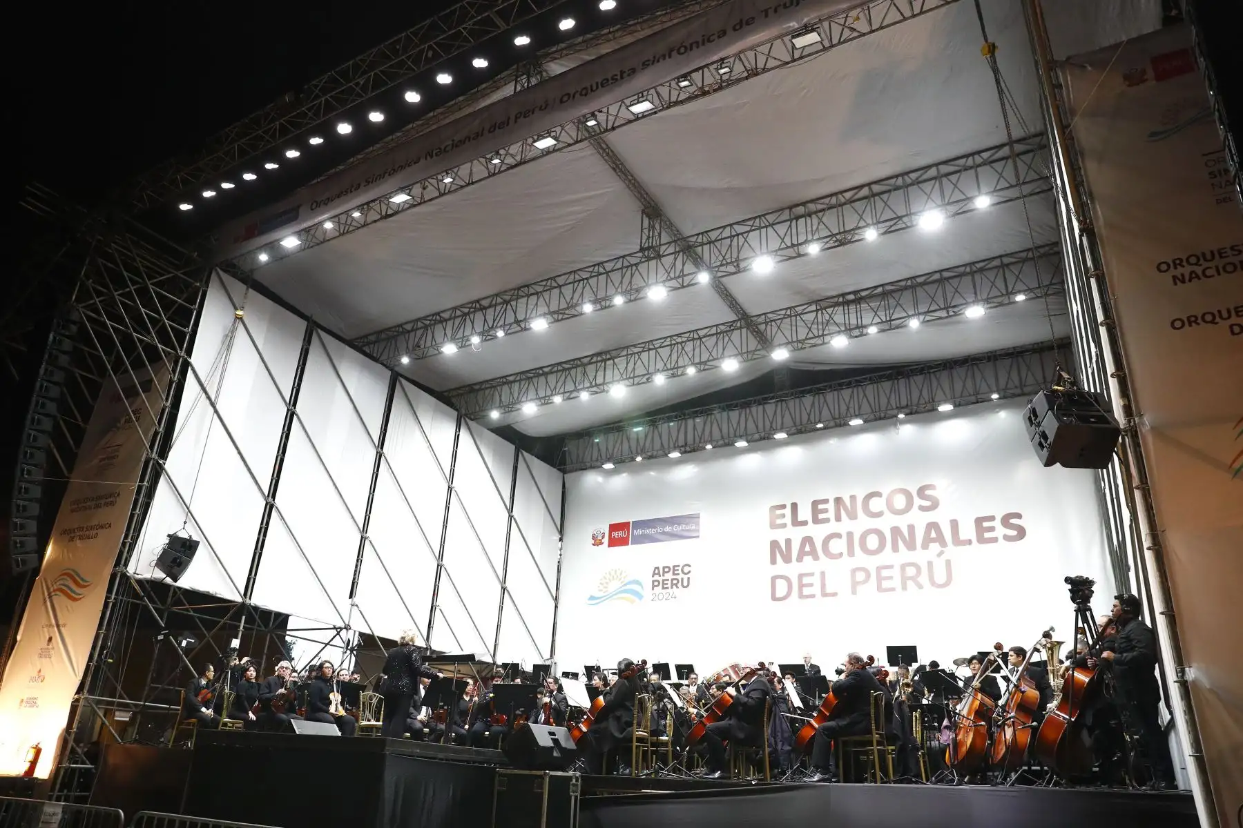 La Orquesta Sinfónica Nacional y la Orquesta Sinfónica de Trujillo ofrecieron un concierto gratuito en la Plaza de Armas de Trujillo, región La Libertad, en el marco de la realización del Foro de Cooperación Económica Asia-Pacífico APEC Perú 2024. 
Foto: ANDINA/Daniel Bracamonte