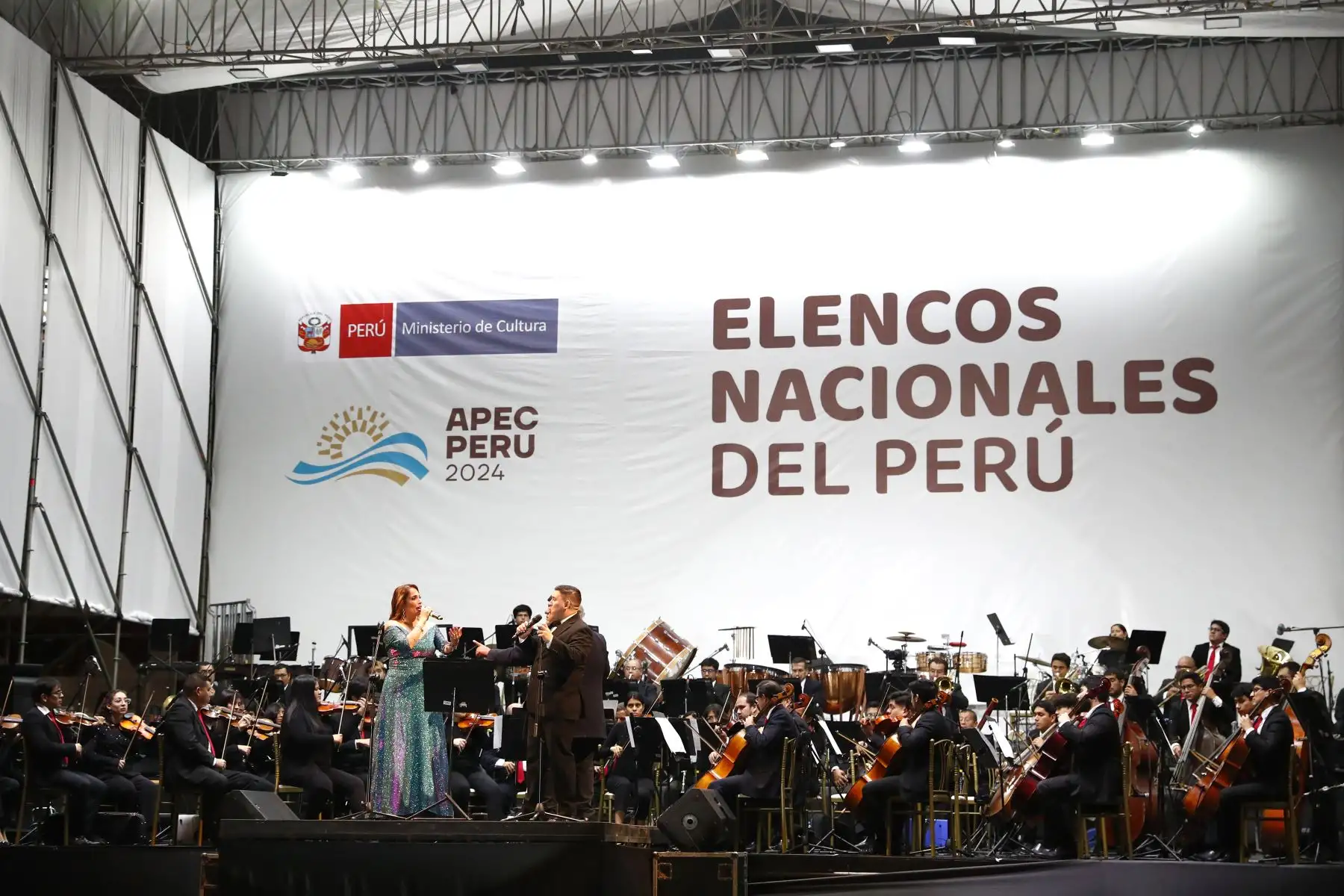 La Orquesta Sinfónica Nacional y la Orquesta Sinfónica de Trujillo ofrecieron un concierto gratuito en la Plaza de Armas de Trujillo, región La Libertad, en el marco de la realización del Foro de Cooperación Económica Asia-Pacífico APEC Perú 2024. 
Foto: ANDINA/Daniel Bracamonte