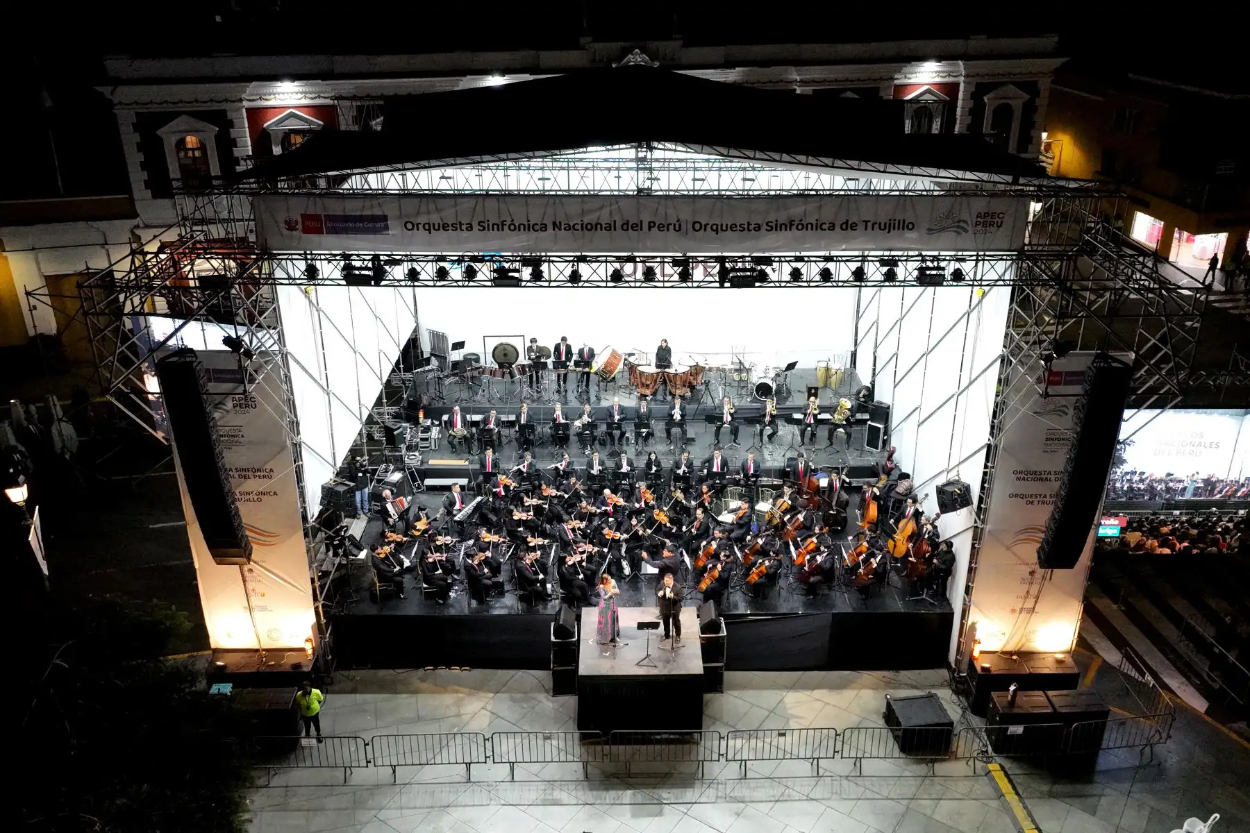 La Orquesta Sinfónica Nacional y la Orquesta Sinfónica de Trujillo ofrecieron un concierto gratuito en la Plaza de Armas de Trujillo, región La Libertad, en el marco de la realización del Foro de Cooperación Económica Asia-Pacífico APEC Perú 2024. 
Foto: ANDINA/Daniel Bracamonte