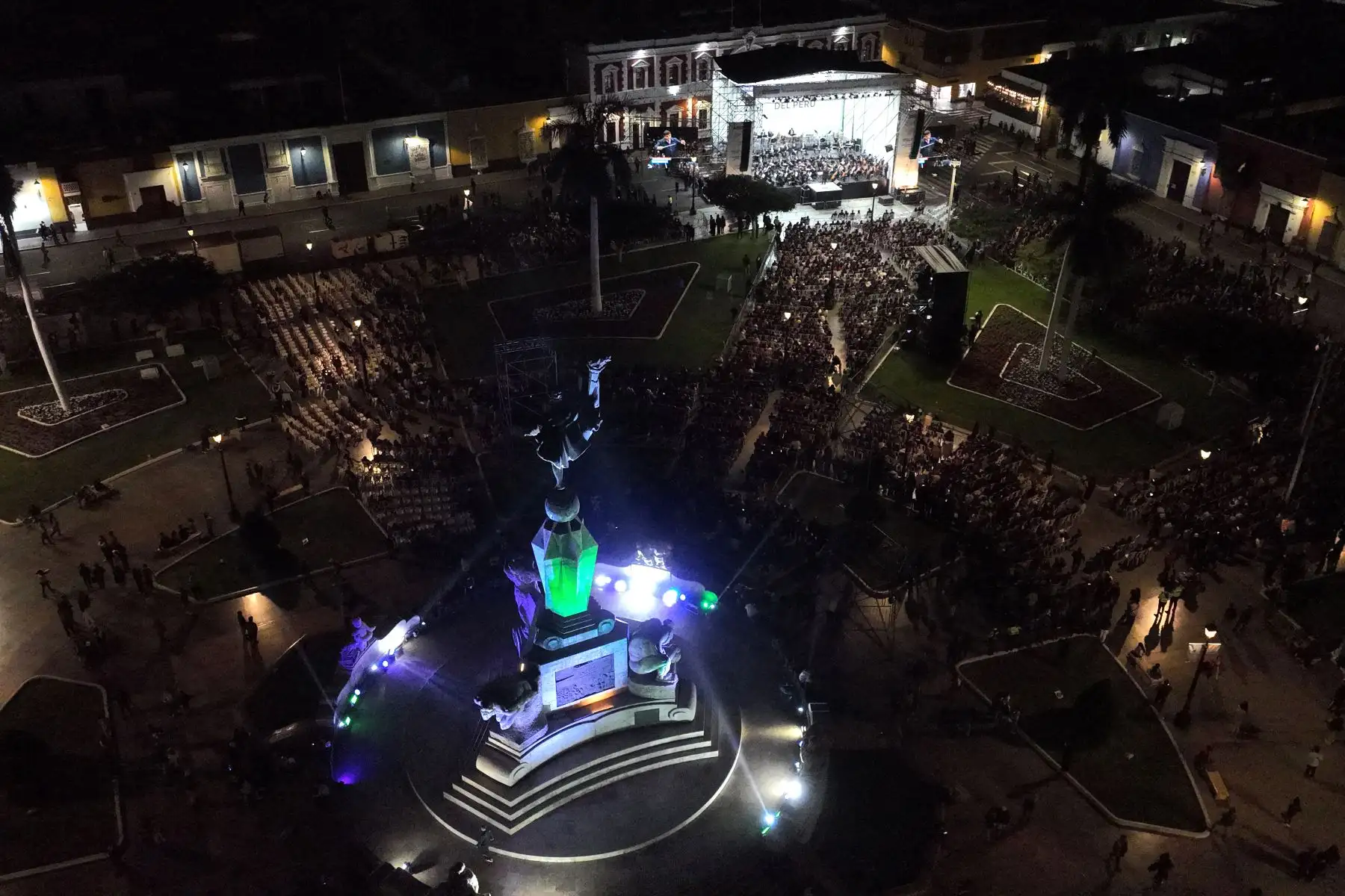 La Orquesta Sinfónica Nacional y la Orquesta Sinfónica de Trujillo ofrecieron un concierto gratuito en la Plaza de Armas de Trujillo, región La Libertad, en el marco de la realización del Foro de Cooperación Económica Asia-Pacífico APEC Perú 2024. 
Foto: ANDINA/Daniel Bracamonte