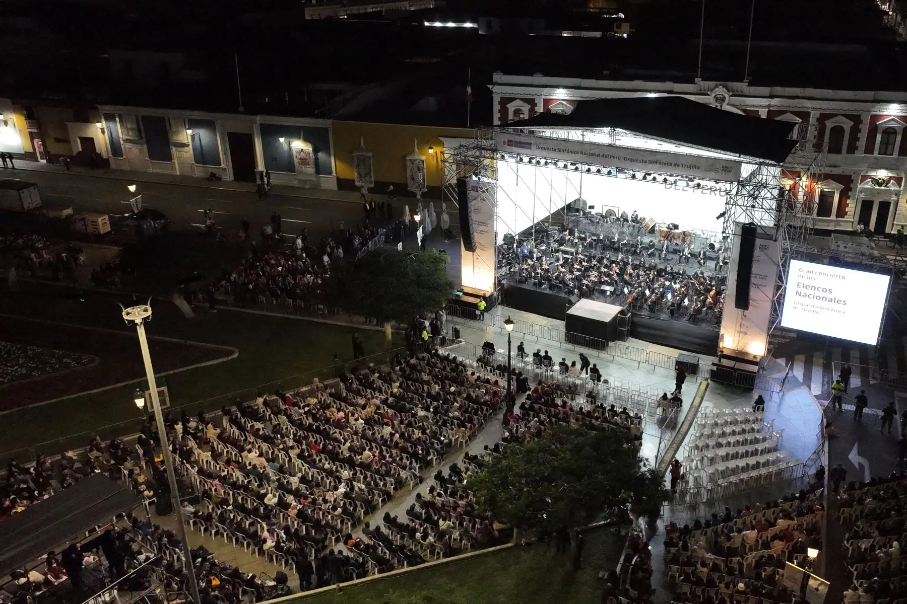 La Orquesta Sinfónica Nacional y la Orquesta Sinfónica de Trujillo ofrecieron un concierto gratuito en la Plaza de Armas de Trujillo, región La Libertad, en el marco de la realización del Foro de Cooperación Económica Asia-Pacífico APEC Perú 2024. 
Foto: ANDINA/Daniel Bracamonte