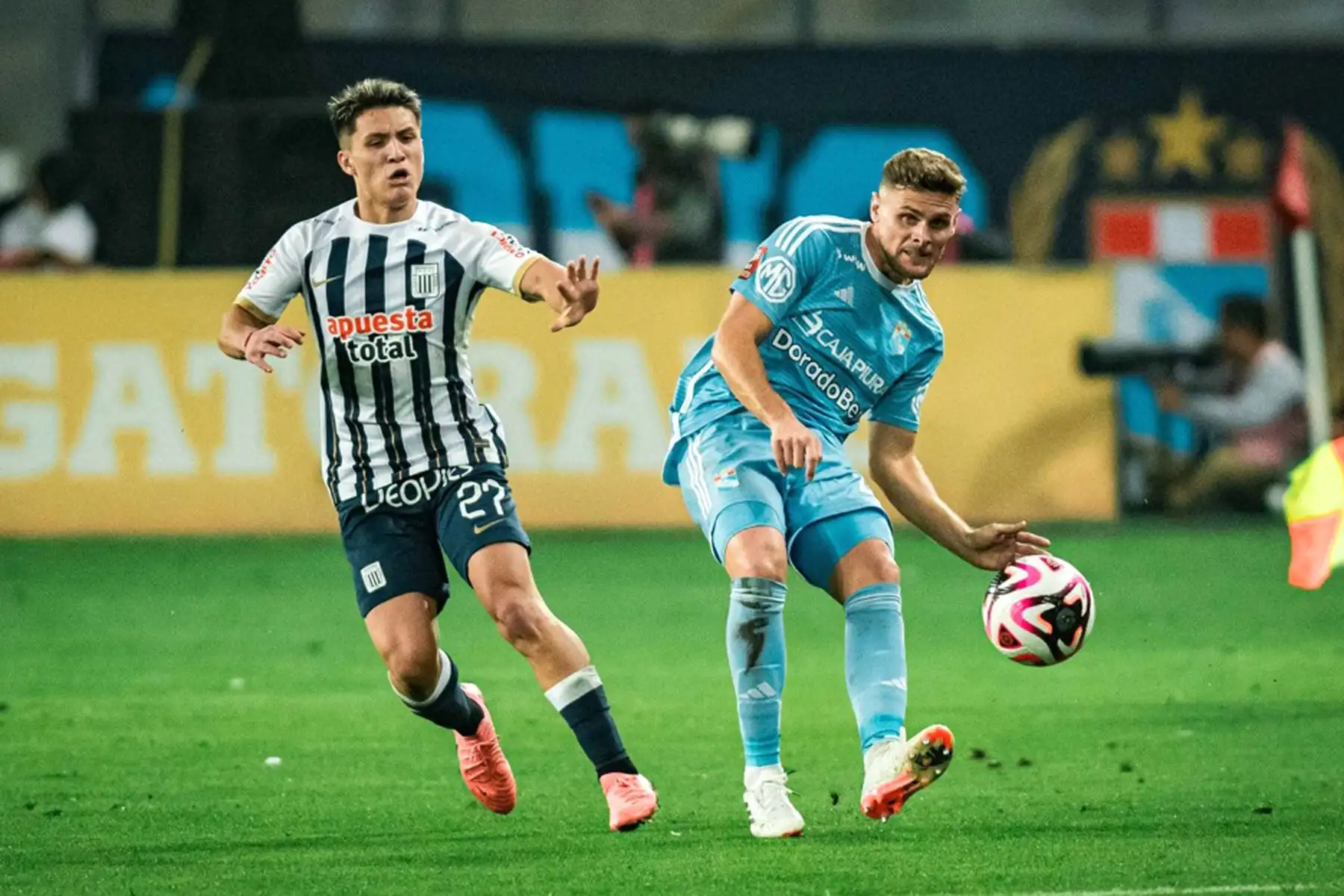 Sporting Cristal y Alianza Lima se enfrentan por la  séptima fecha del Torneo Clausura Liga 1 2024, en el l Estadio Nacional. En la imagen, el jugador de Sporting Cristal, Catriel Cabellos.
Foto: @Sporting Cristal