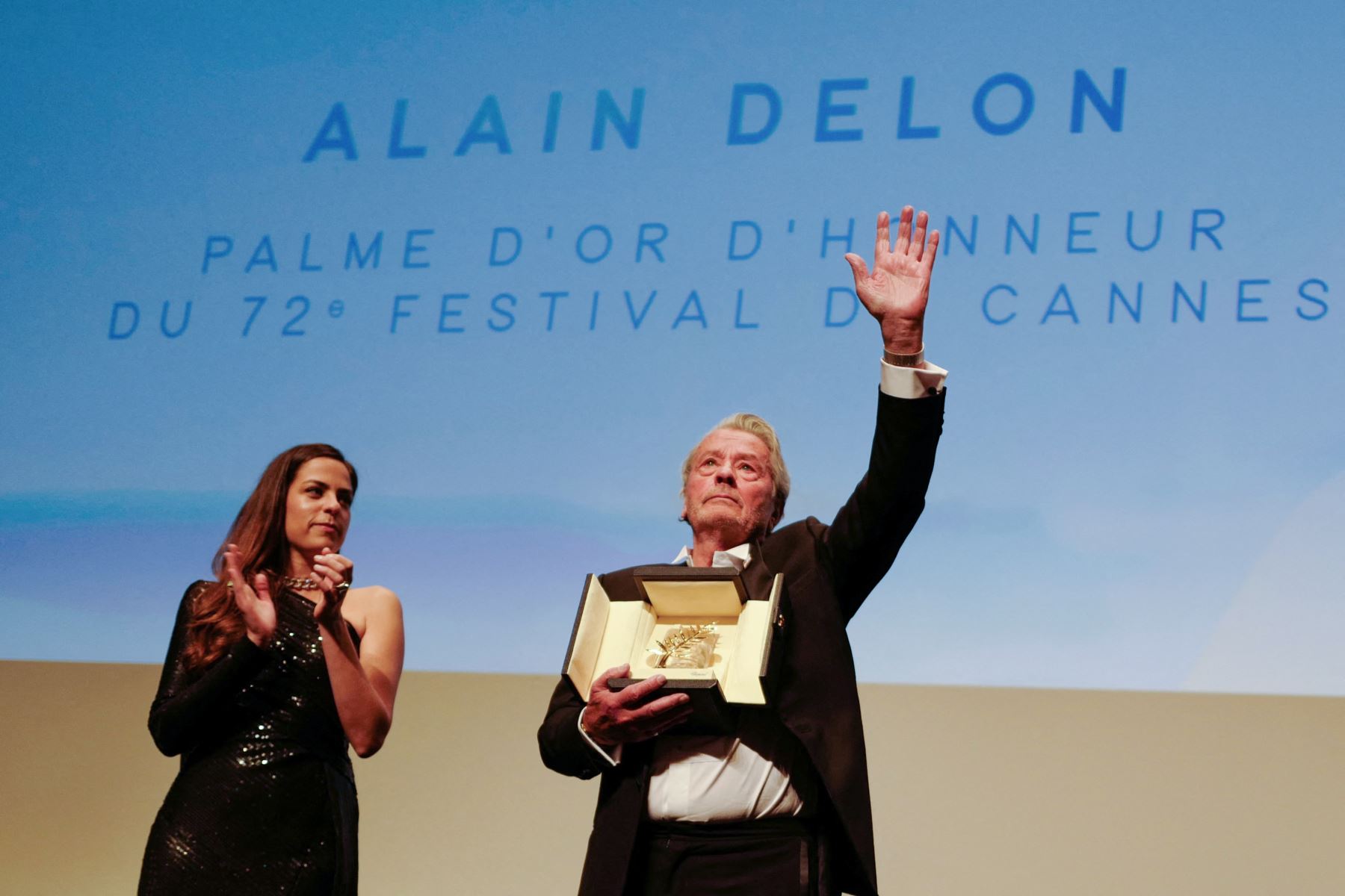 El actor francés Alain Delon recibe la Palma de Oro de Honor junto a su hija Anouchka Delon durante la 72ª edición del Festival de Cine de Cannes en Cannes. AFP