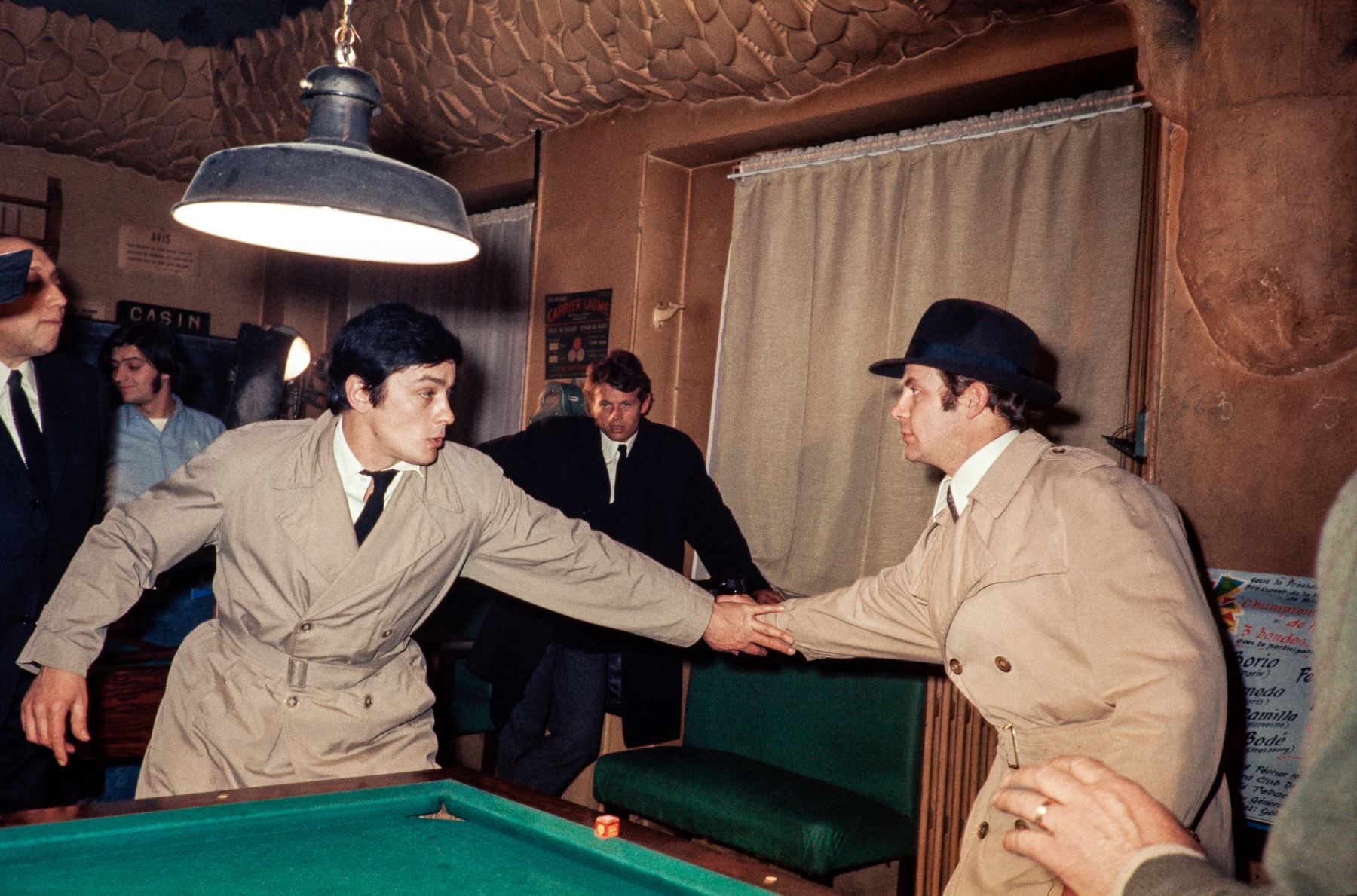 El actor francés Alain Delon actúa en una escena de la película "Le Cercle Rouge" (El círculo rojo), dirigida por Jean-Pierre Melville (I), en los estudios Boulogne de París el 22 de febrero de 1972. AFP