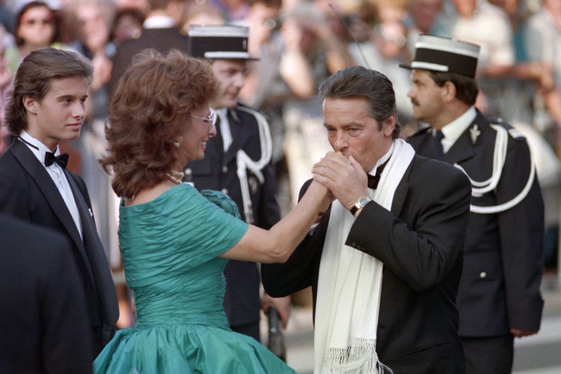 El actor francés Alain Delon besa la mano de la actriz italiana Sophia Loren durante la ceremonia de apertura de la 42ª edición del Festival de Cine de Cannes en Canne. AFP