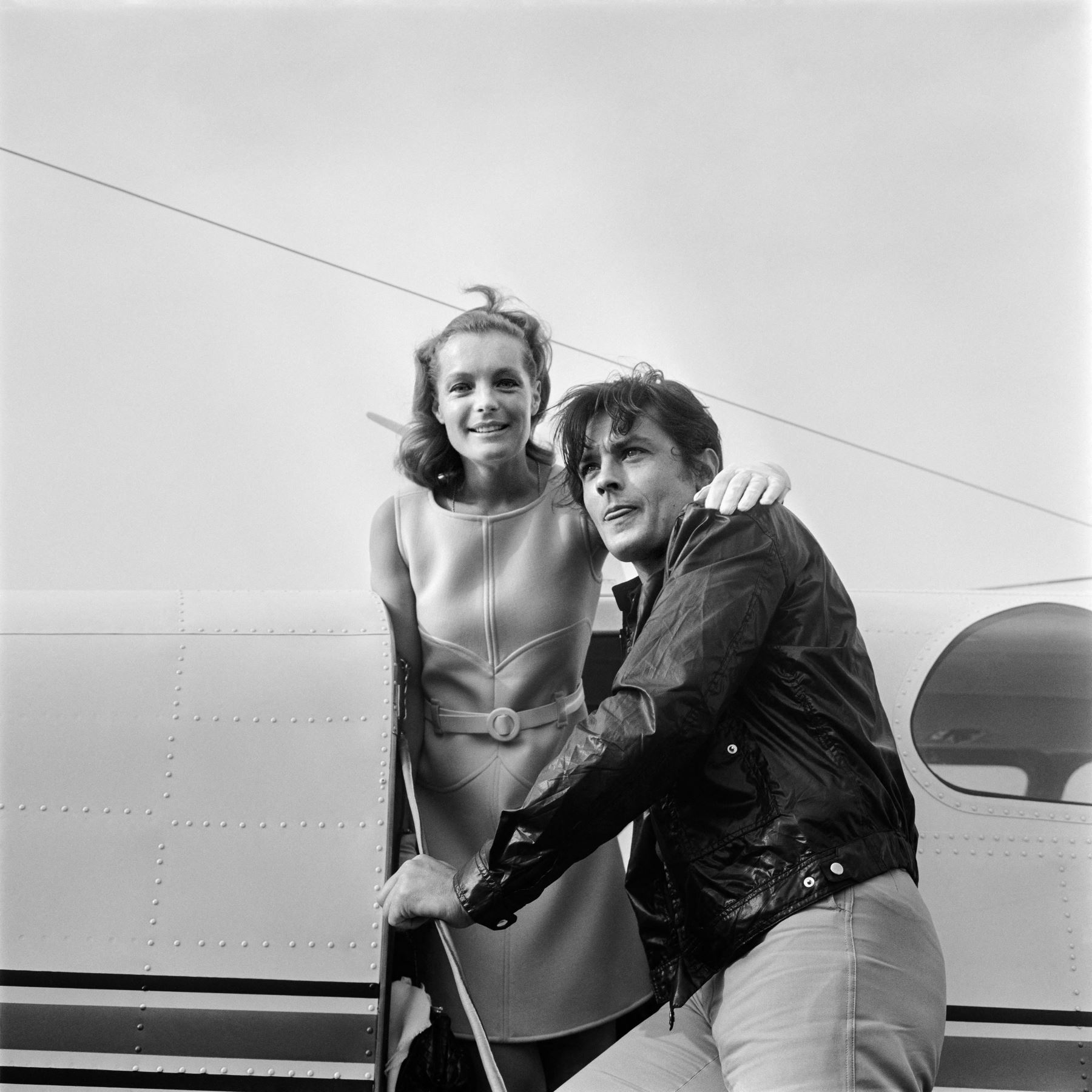 La foto tomada el 12 de agosto de 1968 muestra al actor francés Alain Delon y a la actriz alemana Romy Schneider en Niza. AFP