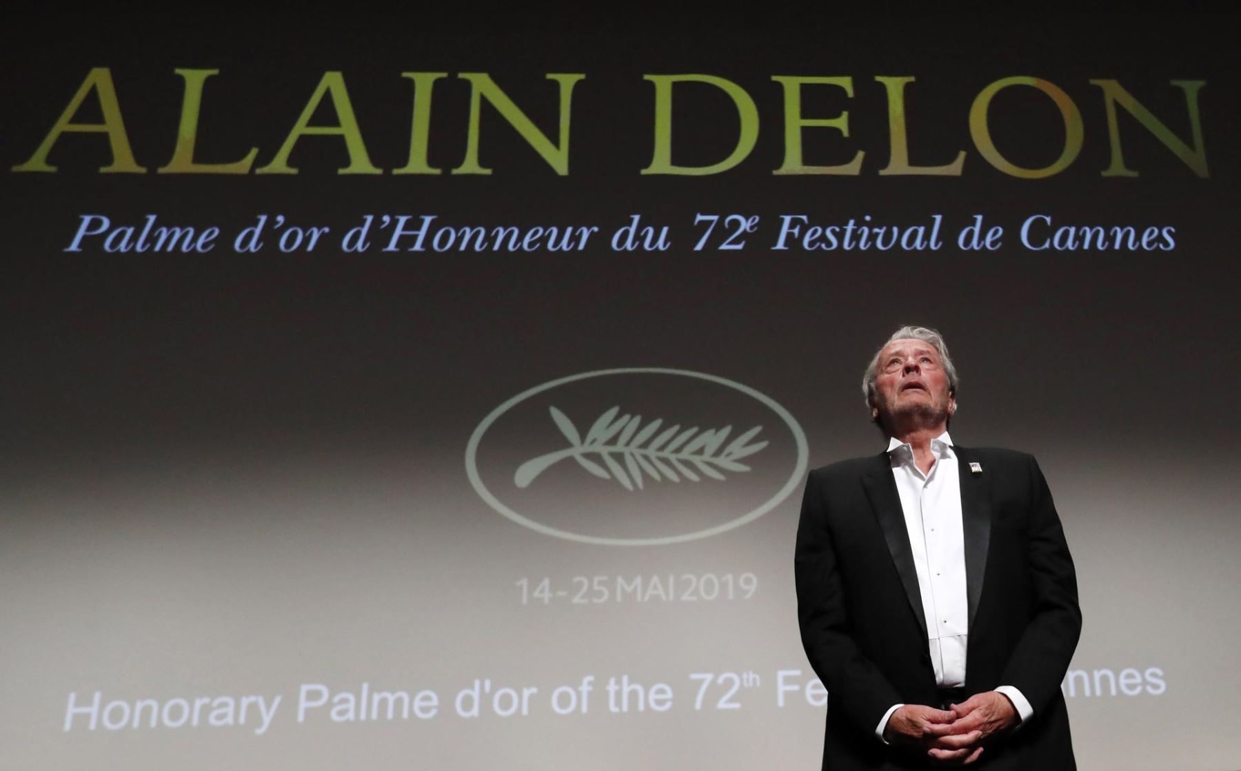 El actor francés Alain Delon recibe la Palma de Oro Honorífica por su carrera durante el 72º Festival de Cine de Cannes, en Cannes, Francia, el 19 de mayo de 2019. Foto: EFE