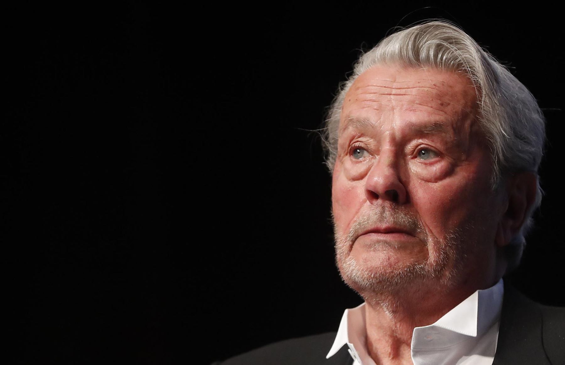 El actor francés Alain Delon recibe la Palma de Oro Honorífica por su carrera durante el 72º Festival de Cine de Cannes, en Cannes, Francia, el 19 de mayo de 2019. EFE