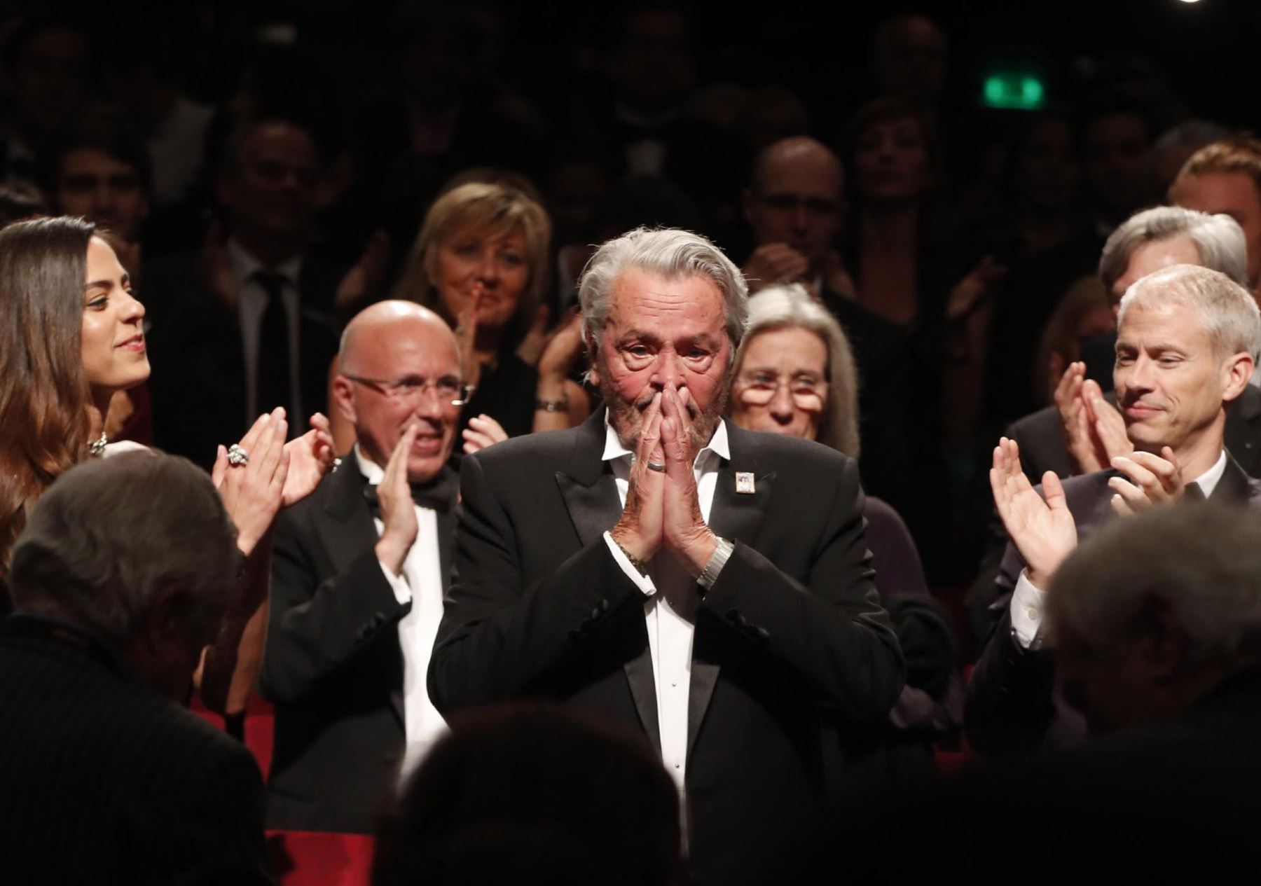 El actor francés Alain Delon  recibe un aplauso al recibir la Palma de Oro Honorífica por su carrera durante el 72º Festival de Cine de Cannes, en Cannes, Francia, el 19 de mayo de 2019. EFE