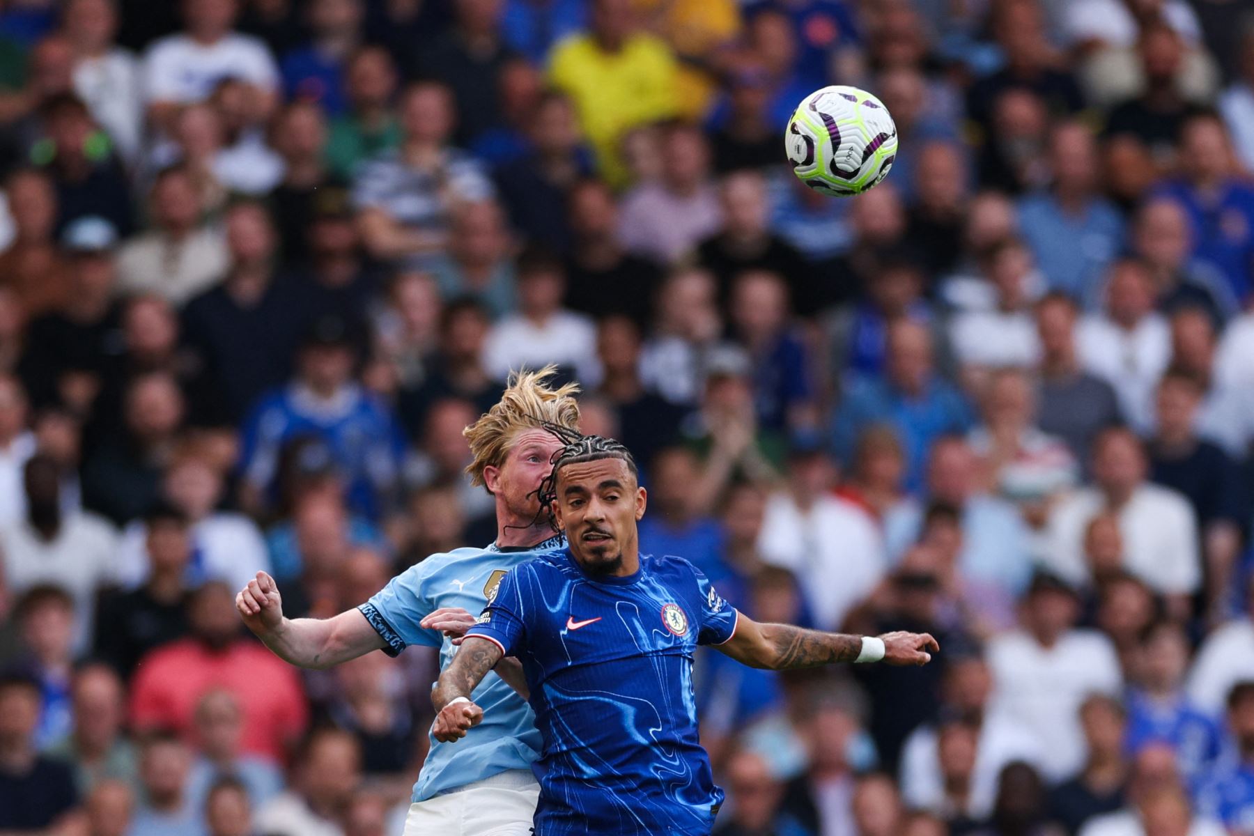 El centrocampista belga del Manchester City  Kevin De Bruyne y el defensor francés del Chelsea  Malo Gusto  luchan por el balón durante el partido de fútbol de la Premier League inglesa entre Chelsea y Manchester City. Foto: AFP