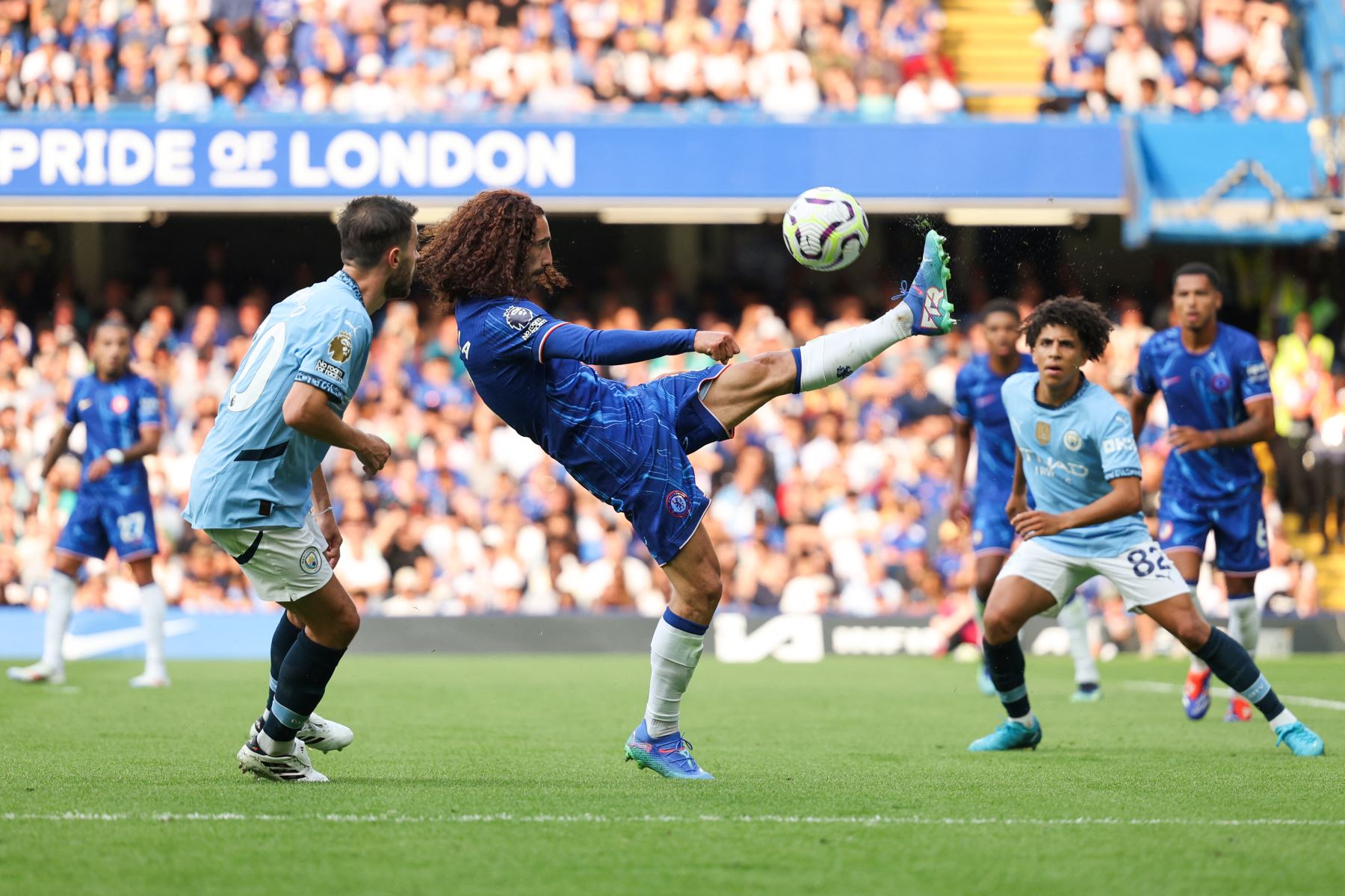 El defensor español del Chelsea  Marc Cucurella controla el balón durante el partido de fútbol de la Premier League inglesa entre Chelsea y Manchester City. AFP