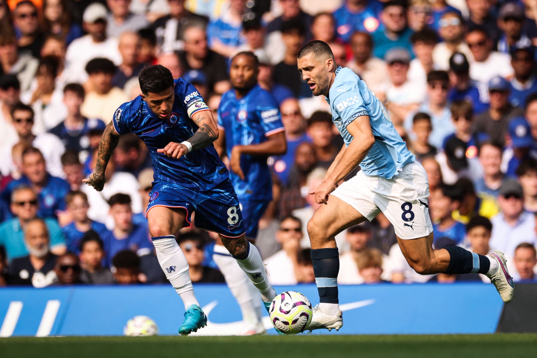 El centrocampista argentino del Chelsea  Enzo Fernández  lucha por el balón con el centrocampista croata del Manchester City  Mateo Kovacic durante el partido de fútbol de la Premier League inglesa entre Chelsea y Manchester City. AFP