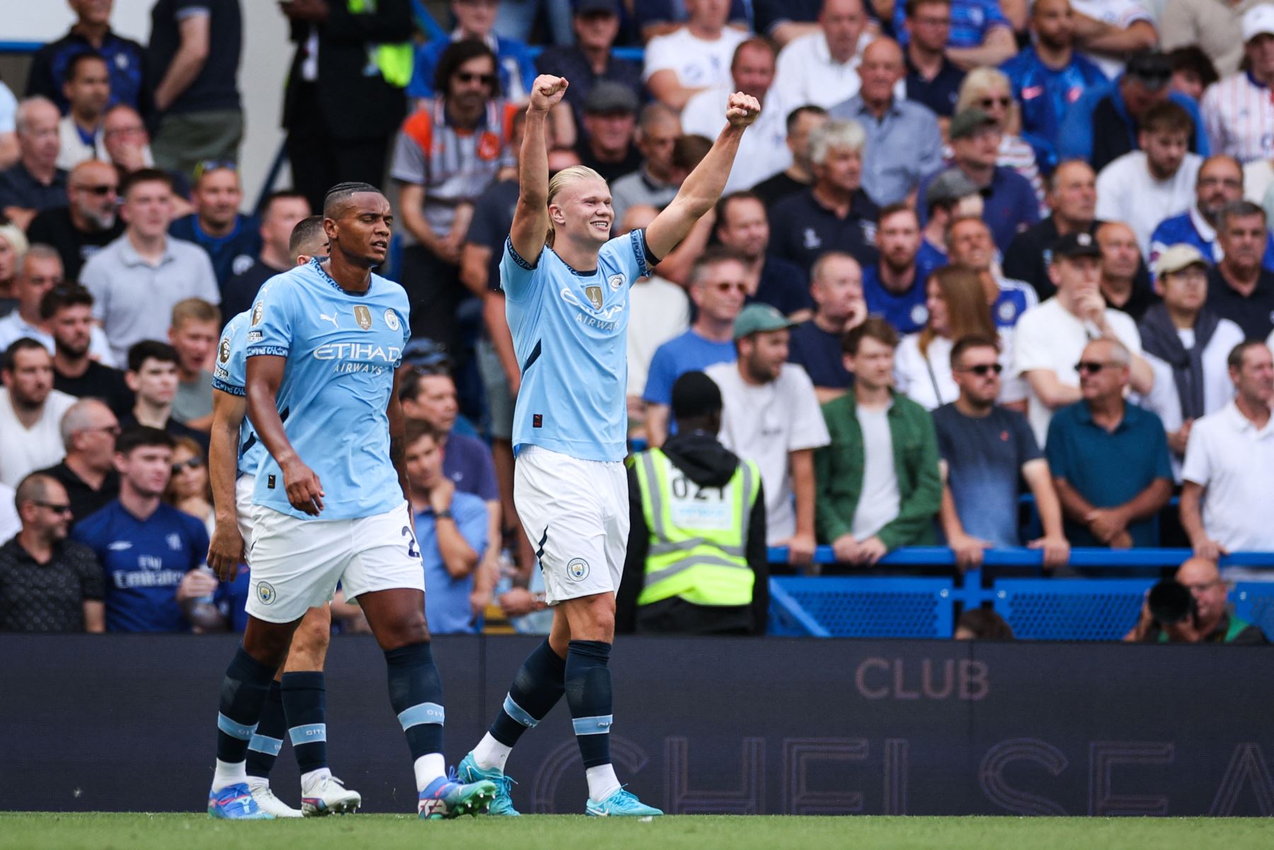 El delantero noruego del Manchester City  Erling Haaland  celebra después de marcar el primer gol de su equipo durante el partido de fútbol de la Premier League inglesa entre Chelsea y Manchester City. AFP