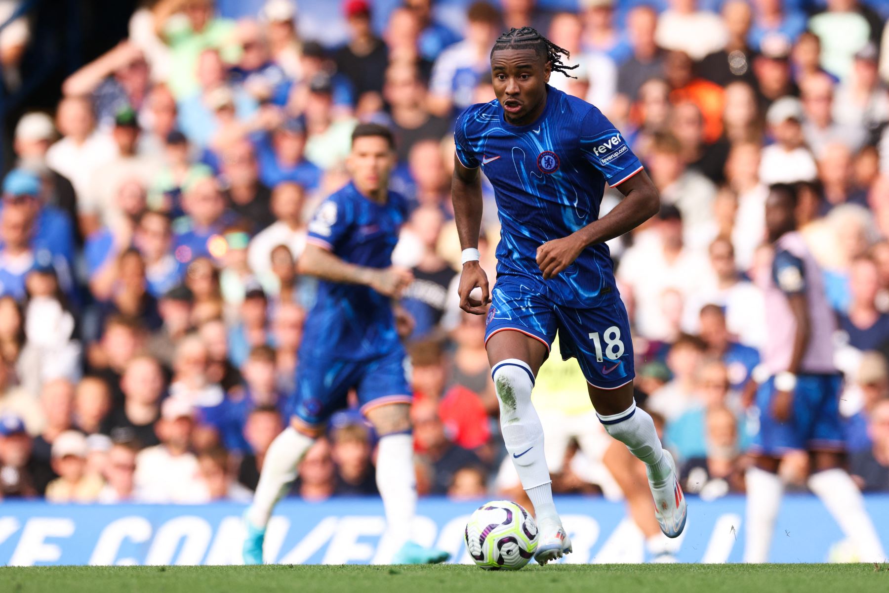 El delantero francés del Chelsea  Christopher Nkunku controla el balón durante el partido de fútbol de la Premier League inglesa entre Chelsea y Manchester City. AFP