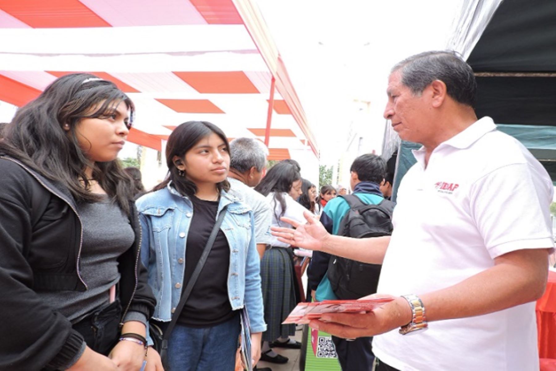 En feria de orinetación vocaional participaron más de 250 estudiantes de 3ro, 4to y 5to año de secundaria.