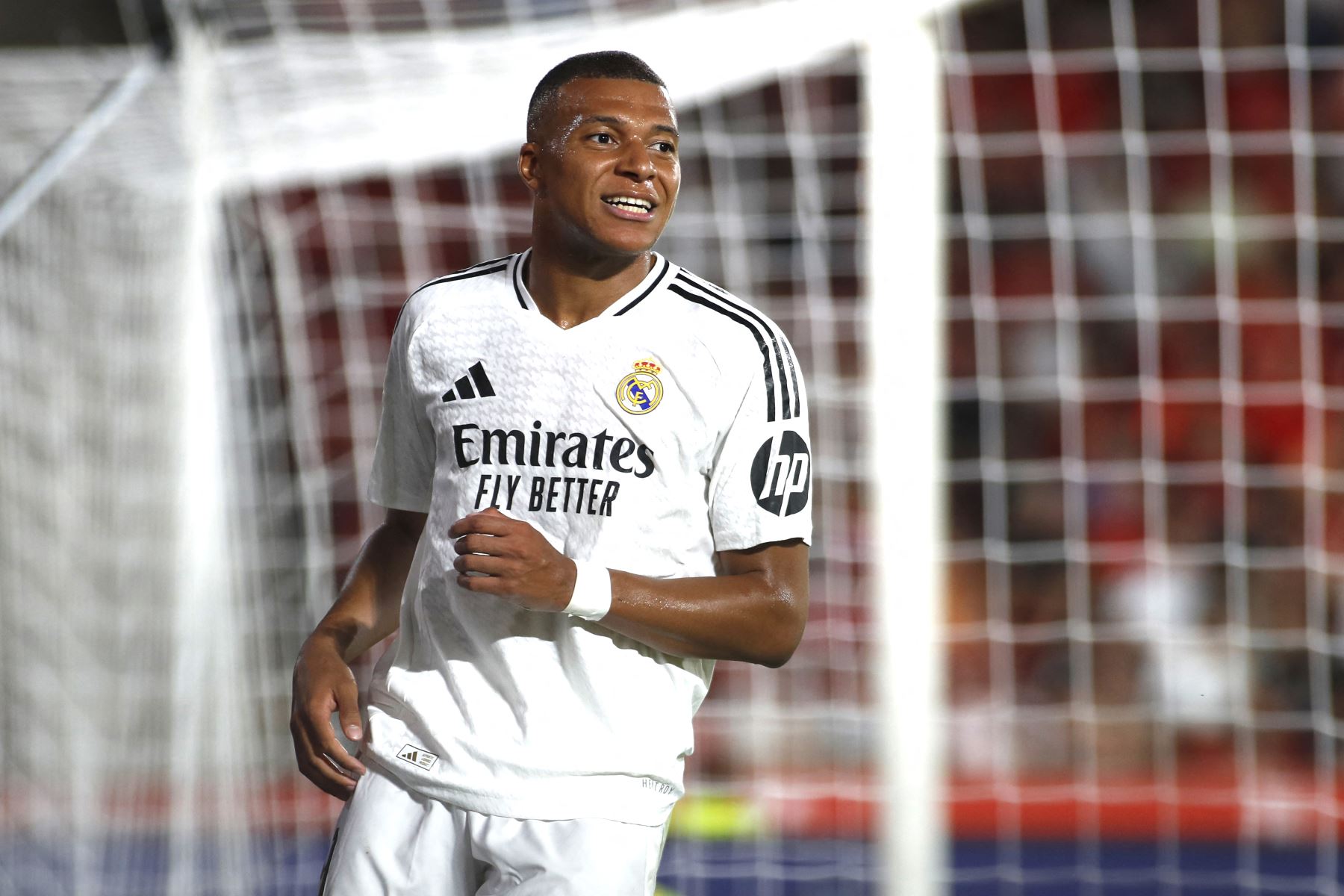 El delantero francés del Real Madrid, Kylian Mbappé, sonríe durante el partido de fútbol de la liga española entre el RCD Mallorca y el Real Madrid CF en el estadio Mallorca Son Moix de Palma de Mallorca.
Foto: AFP