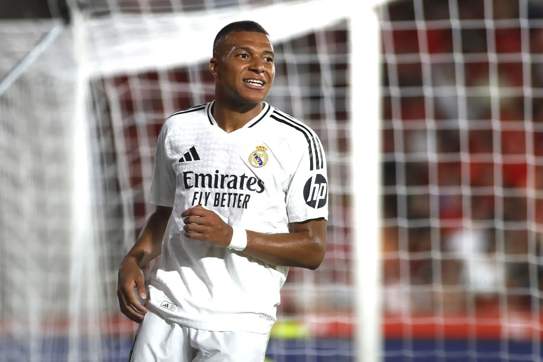 El delantero francés del Real Madrid, Kylian Mbappé, sonríe durante el partido de fútbol de la liga española entre el RCD Mallorca y el Real Madrid CF en el estadio Mallorca Son Moix de Palma de Mallorca.
Foto: AFP