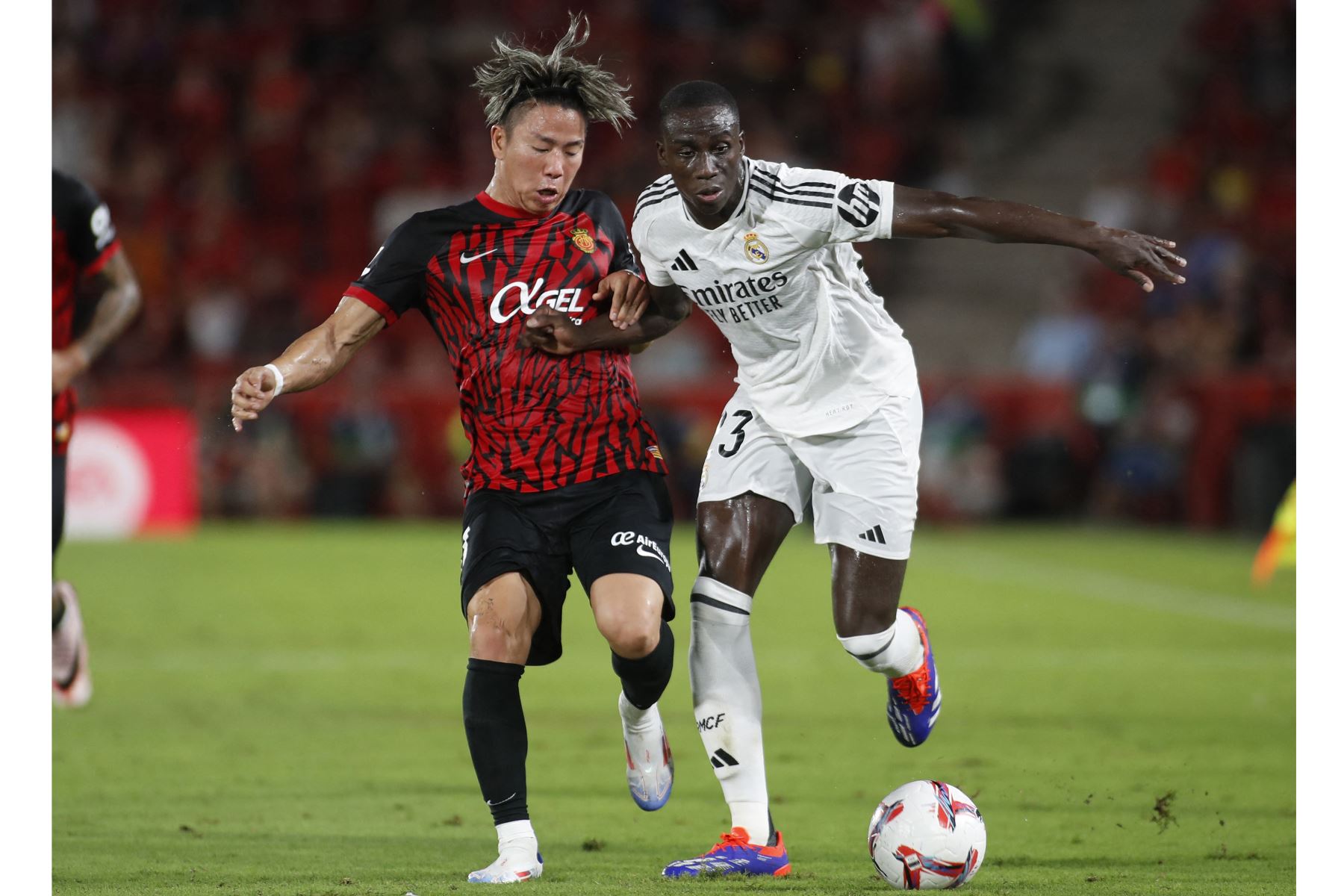 El defensa francés del Real Madrid, Ferland Mendy compite por el balón con el delantero japonés del Real Mallorca, Takuma Asano durante el partido de fútbol de la liga española entre el RCD Mallorca y el Real Madrid CF en el estadio Mallorca Son Moix de Palma de Mallorca.
Foto: AFP