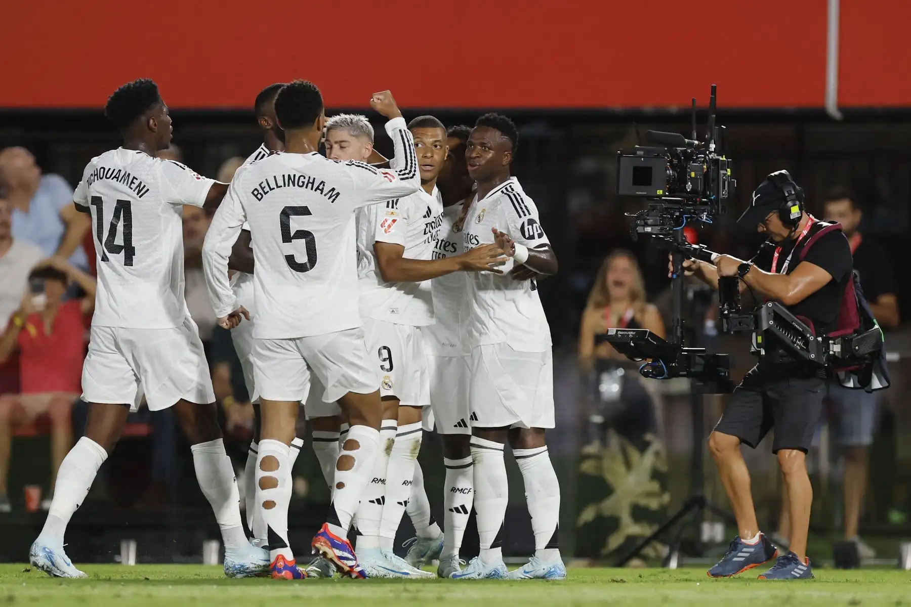 Los jugadores del Real Madrid celebran el gol inicial marcado por el delantero brasileño  del Real Madrid, Rodrygo, durante el partido de fútbol de la liga española entre el RCD Mallorca y el Real Madrid CF en el estadio Mallorca Son Moix de Palma de Mallorca.
Foto: AFP