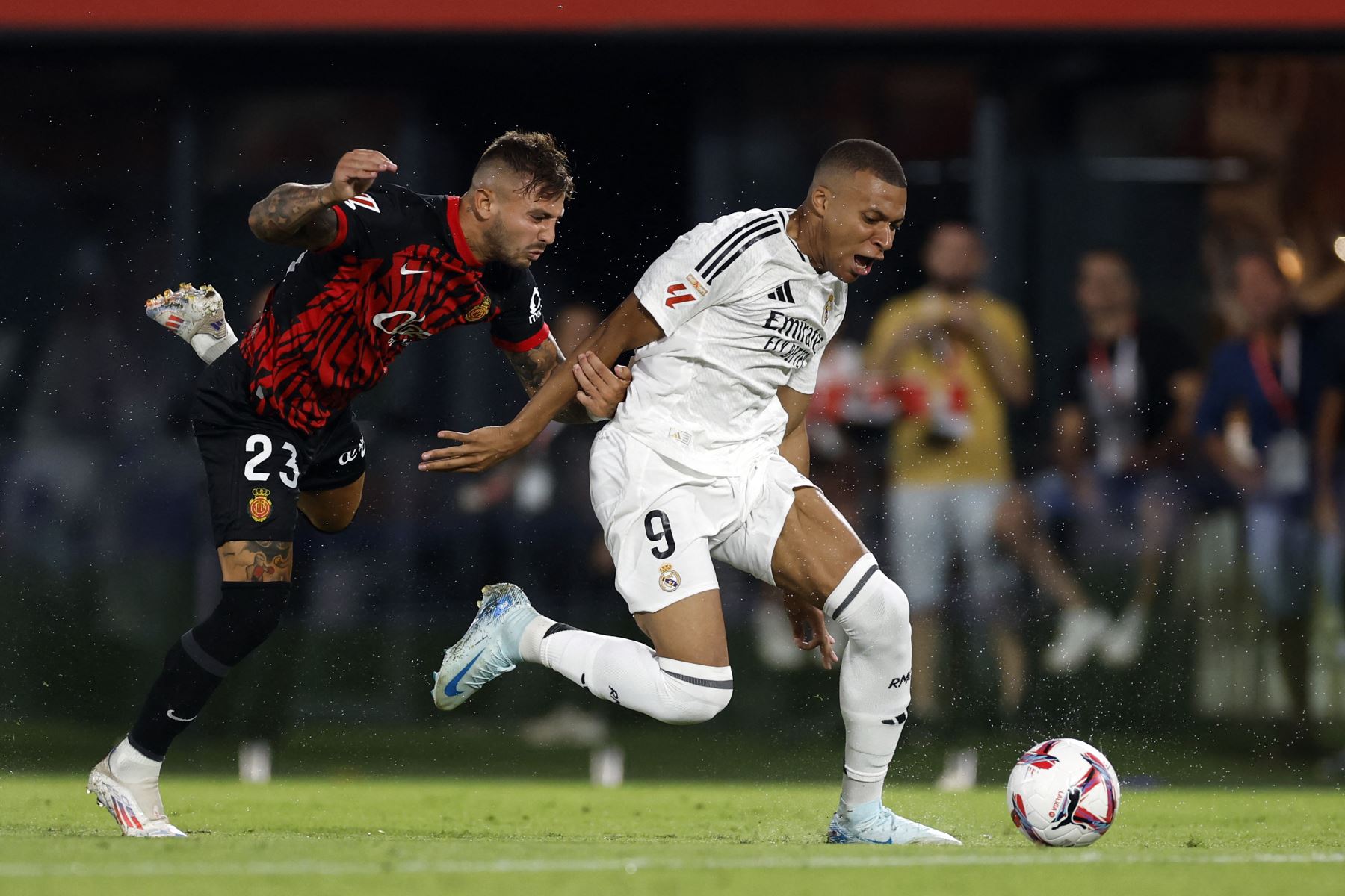 El defensa argentino del Real Mallorca, Pablo Maffeo y el delantero francés del Real Madrid, Kylian Mbappé compiten por el balón durante el partido de fútbol de la liga española entre el RCD Mallorca y el Real Madrid CF en el estadio Mallorca Son Moix de Palma de Mallorca.
Foto: AFP