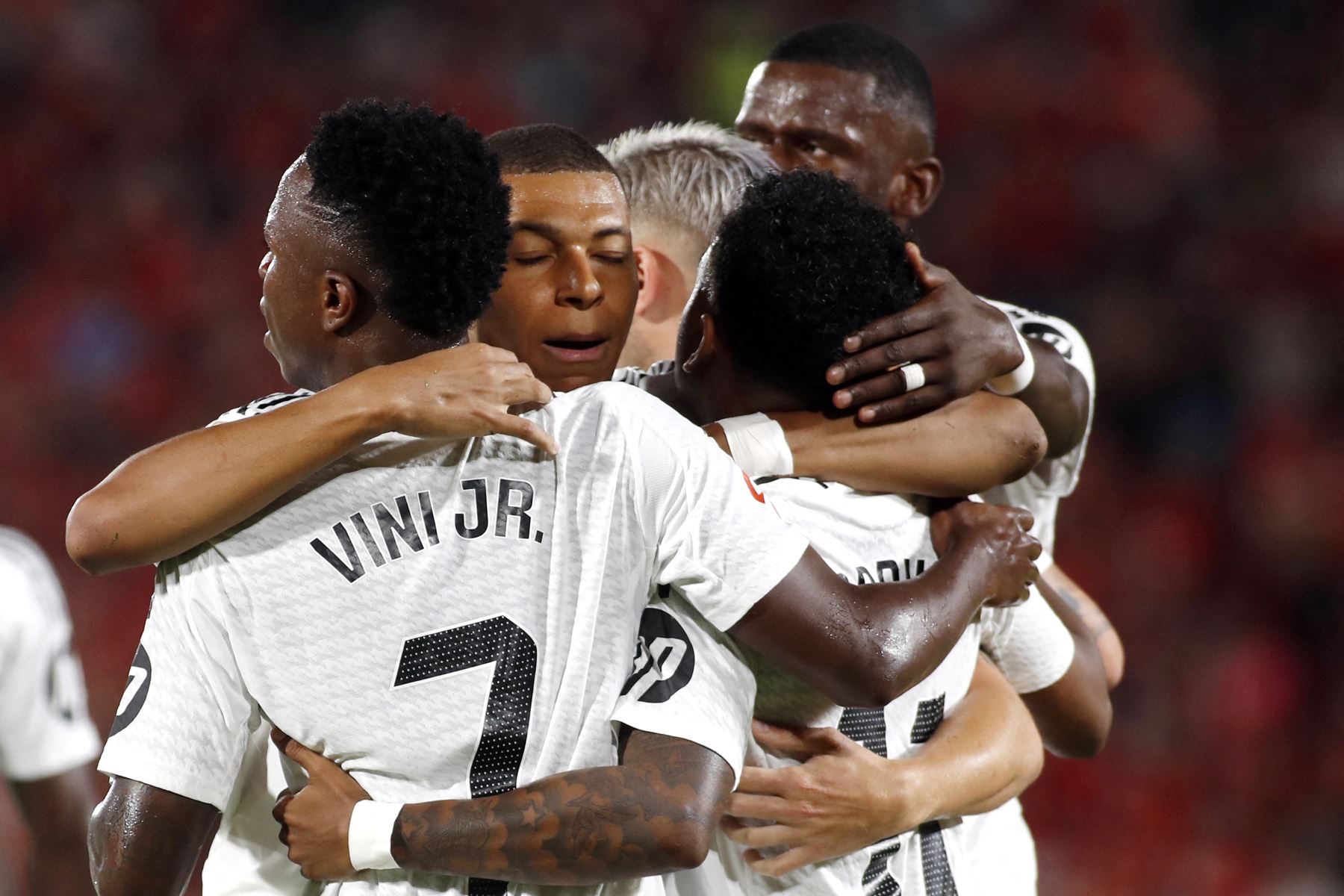 El delantero brasileño del Real Madrid, Rodrygo celebra marcar el primer gol de su equipo con sus compañeros durante el partido de fútbol de la liga española entre el RCD Mallorca y el Real Madrid CF en el estadio Mallorca Son Moix de Palma de Mallorca.
Foto: AFP