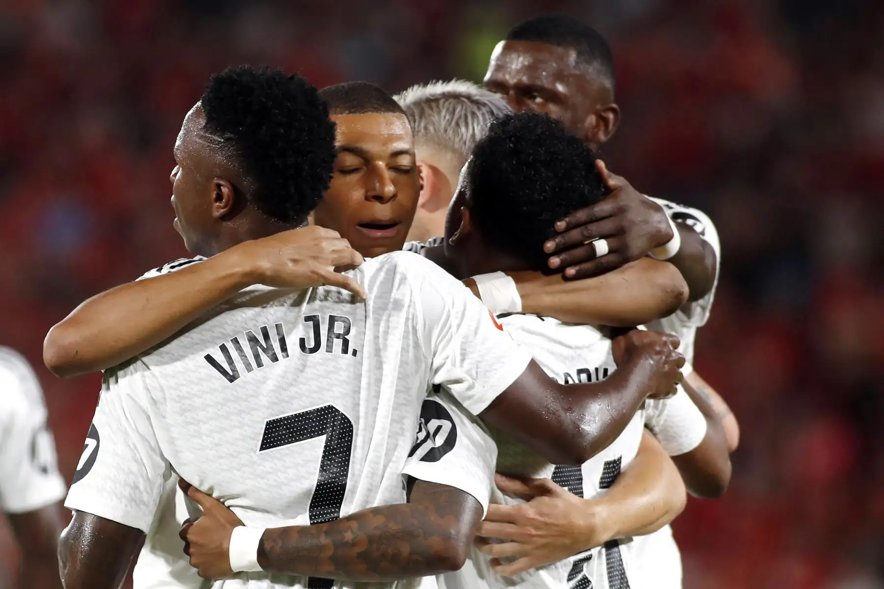 El delantero brasileño del Real Madrid, Rodrygo celebra marcar el primer gol de su equipo con sus compañeros durante el partido de fútbol de la liga española entre el RCD Mallorca y el Real Madrid CF en el estadio Mallorca Son Moix de Palma de Mallorca.
Foto: AFP
