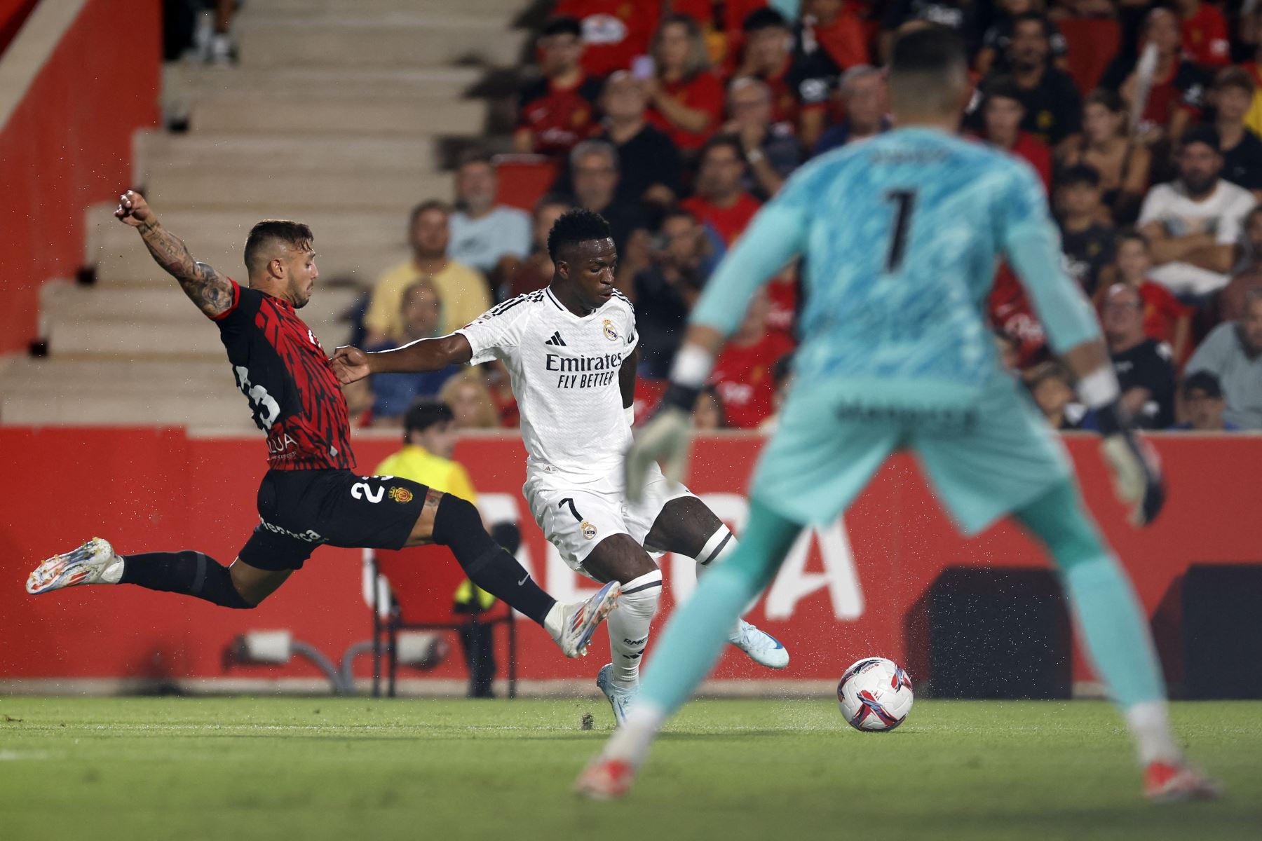 El defensa argentino del Real Mallorca, Pablo Maffeo  se enfrenta al delantero brasileño del Real Madrid, Vinicius Junior mientras intenta anotar durante el partido de fútbol de la liga española entre el RCD Mallorca y el Real Madrid CF en el estadio Mallorca.
Foto: AFP