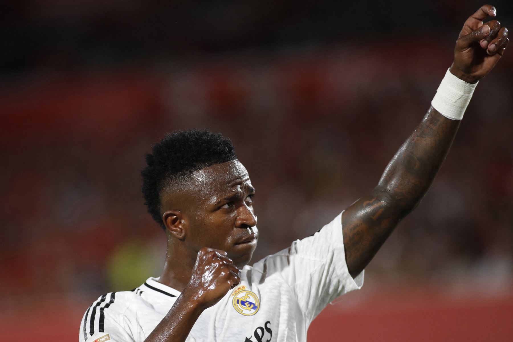 El delantero brasileño del Real Madrid, Vinicius Junior hace gestos a los espectadores durante el partido de fútbol de la liga española entre el RCD Mallorca y el Real Madrid CF en el estadio Mallorca Son Moix de Palma de Mallorca .
Foto: AFP