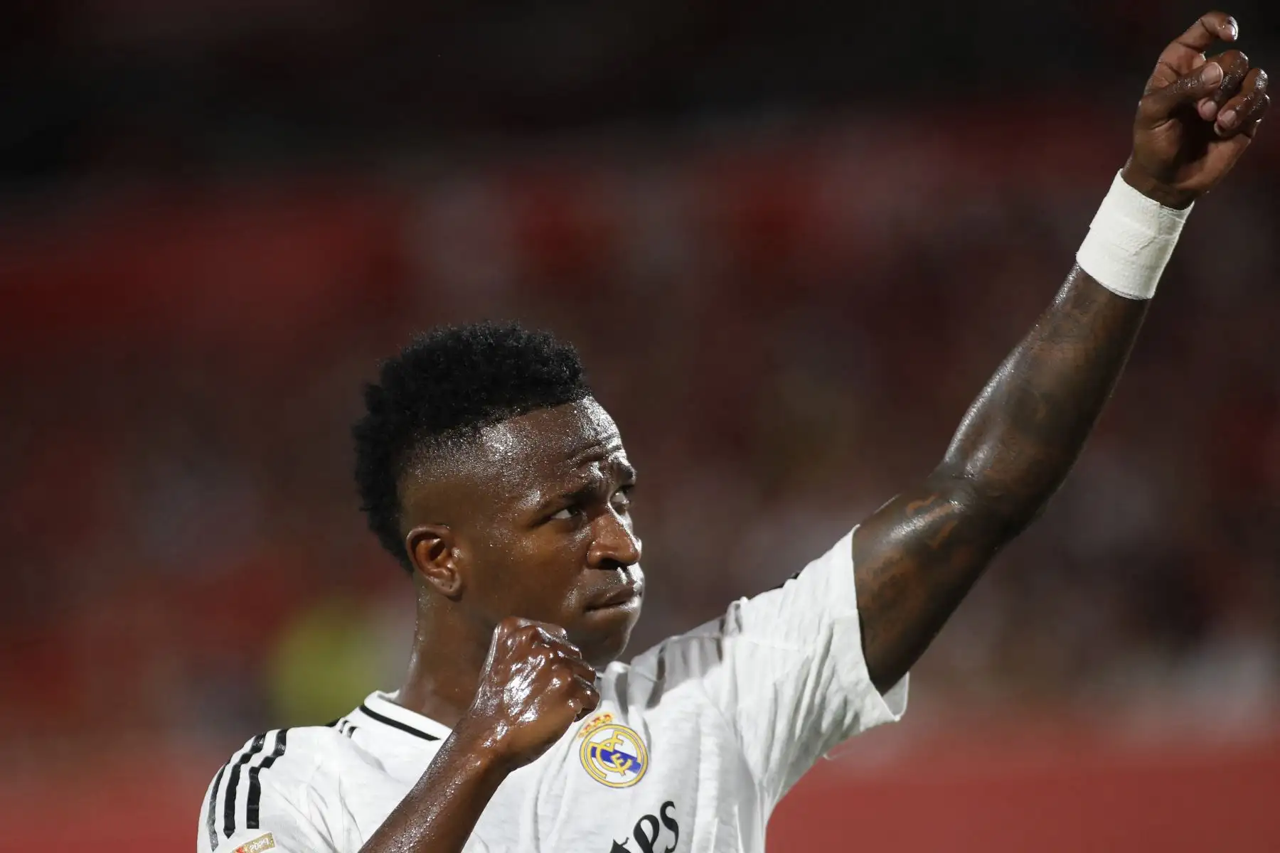 El delantero brasileño del Real Madrid, Vinicius Junior hace gestos a los espectadores durante el partido de fútbol de la liga española entre el RCD Mallorca y el Real Madrid CF en el estadio Mallorca Son Moix de Palma de Mallorca .
Foto: AFP