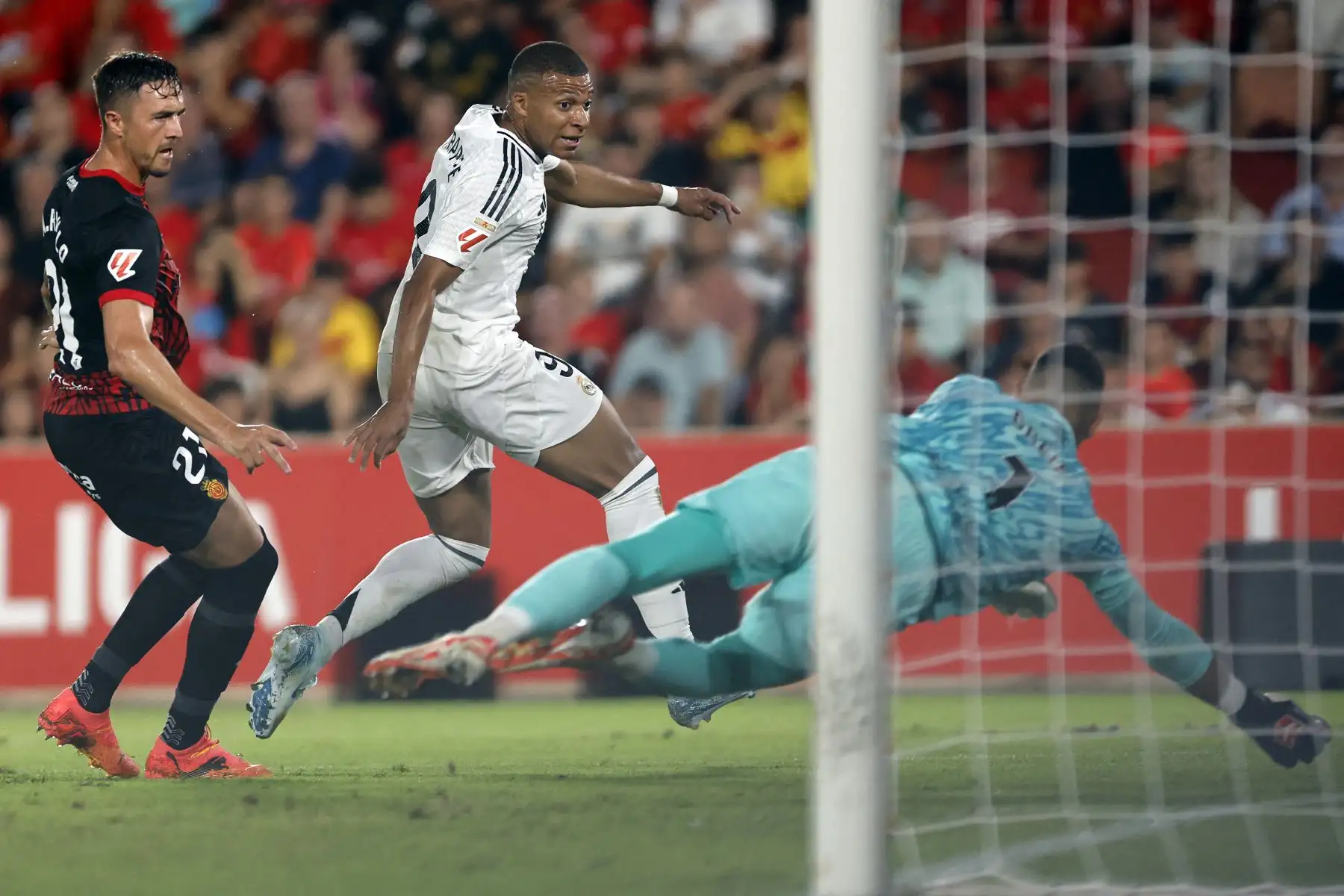 El delantero francés del Real Madrid, Kylian Mbappé es desafiado por el defensor español del Real Mallorca, Antonio Raillo mientras intenta anotar durante el partido de fútbol de la liga española entre el RCD Mallorca y el Real Madrid CF en el estadio Mallorca.
Foto: AFP
