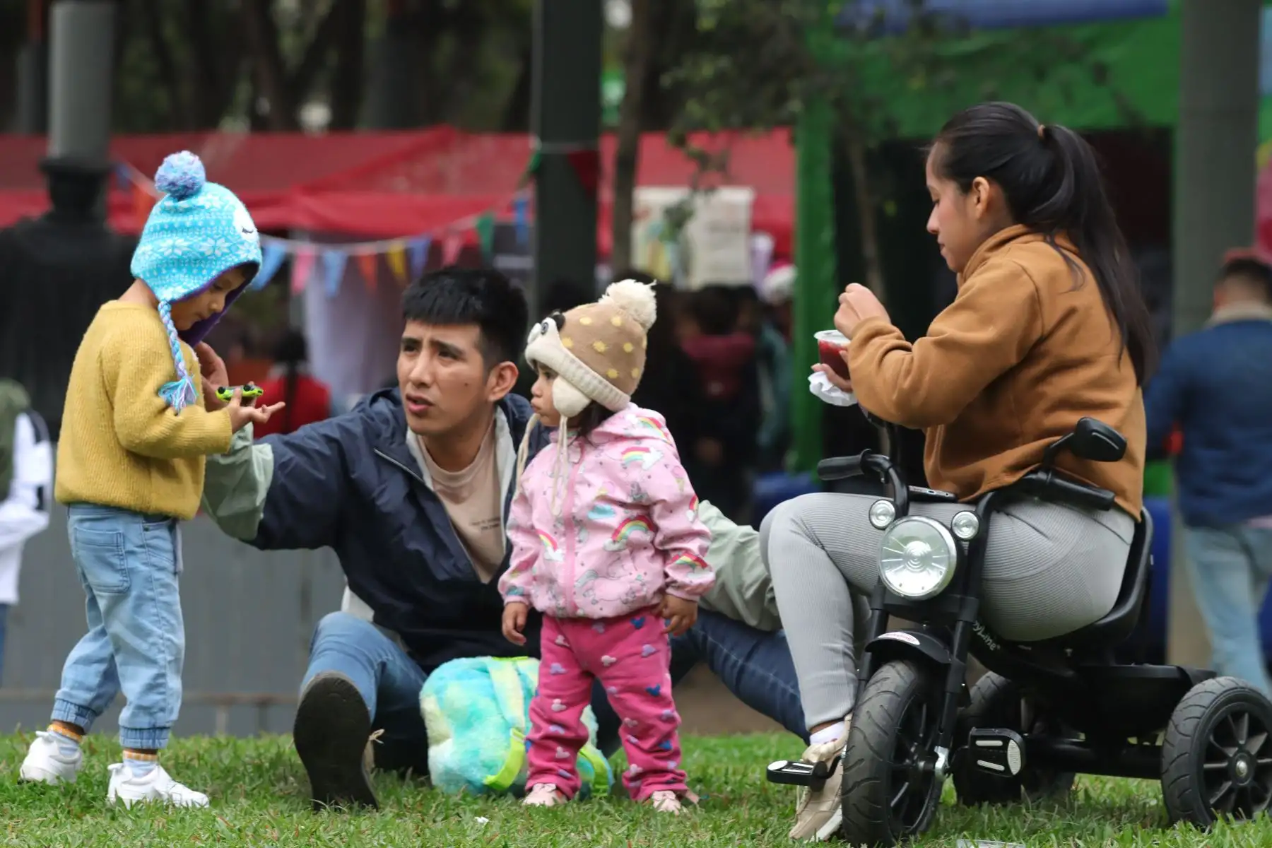 Cientos de familias limeñas celebran  el Día del Niño visitando diversos espacios públicos , entre ellas  el Parque de la Exposición.
Foto: ANDINA / Lino Chipana.