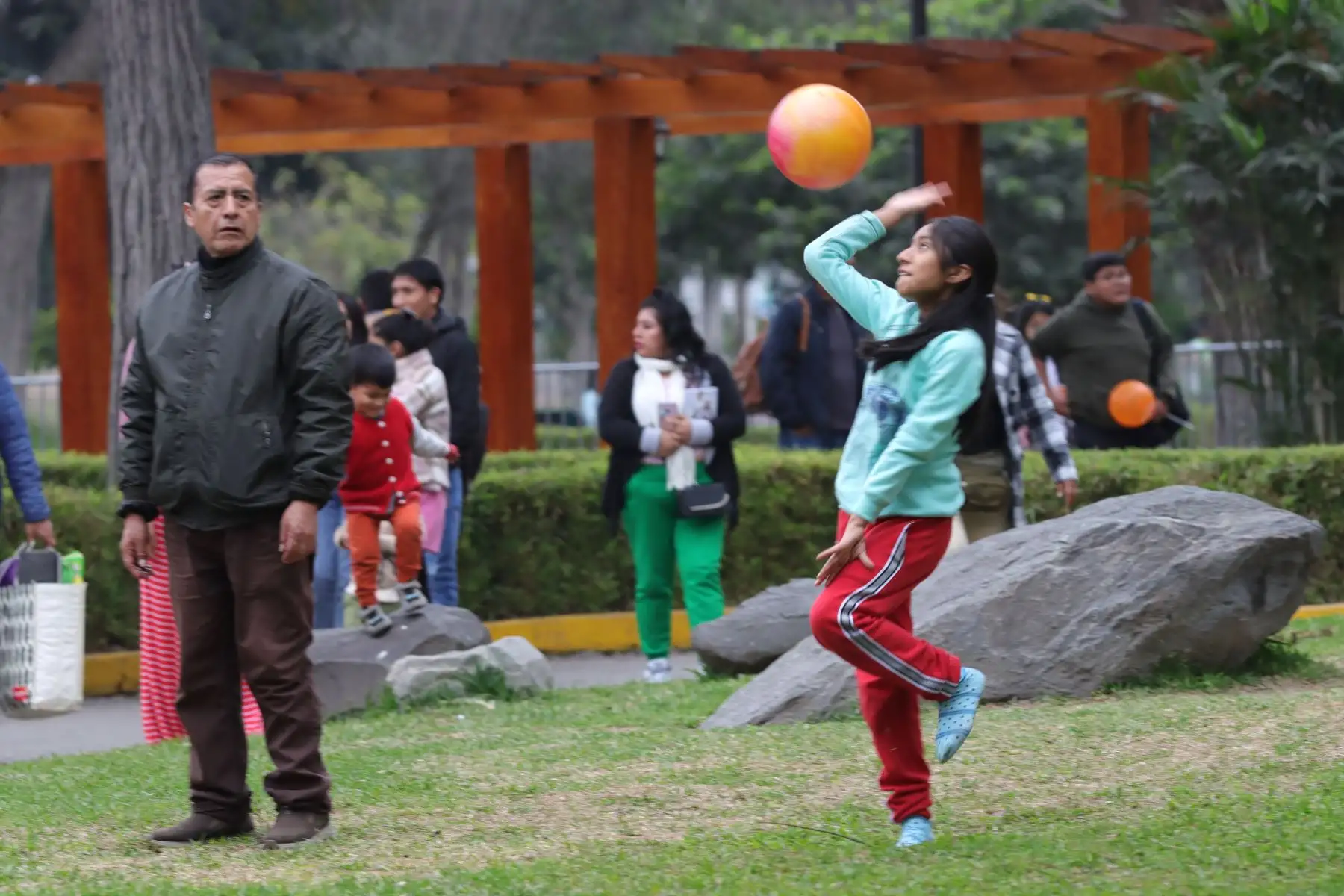 Cientos de familias limeñas celebran  el Día del Niño visitando diversos espacios públicos , entre ellas  el Parque de la Exposición.
Foto: ANDINA / Lino Chipana.