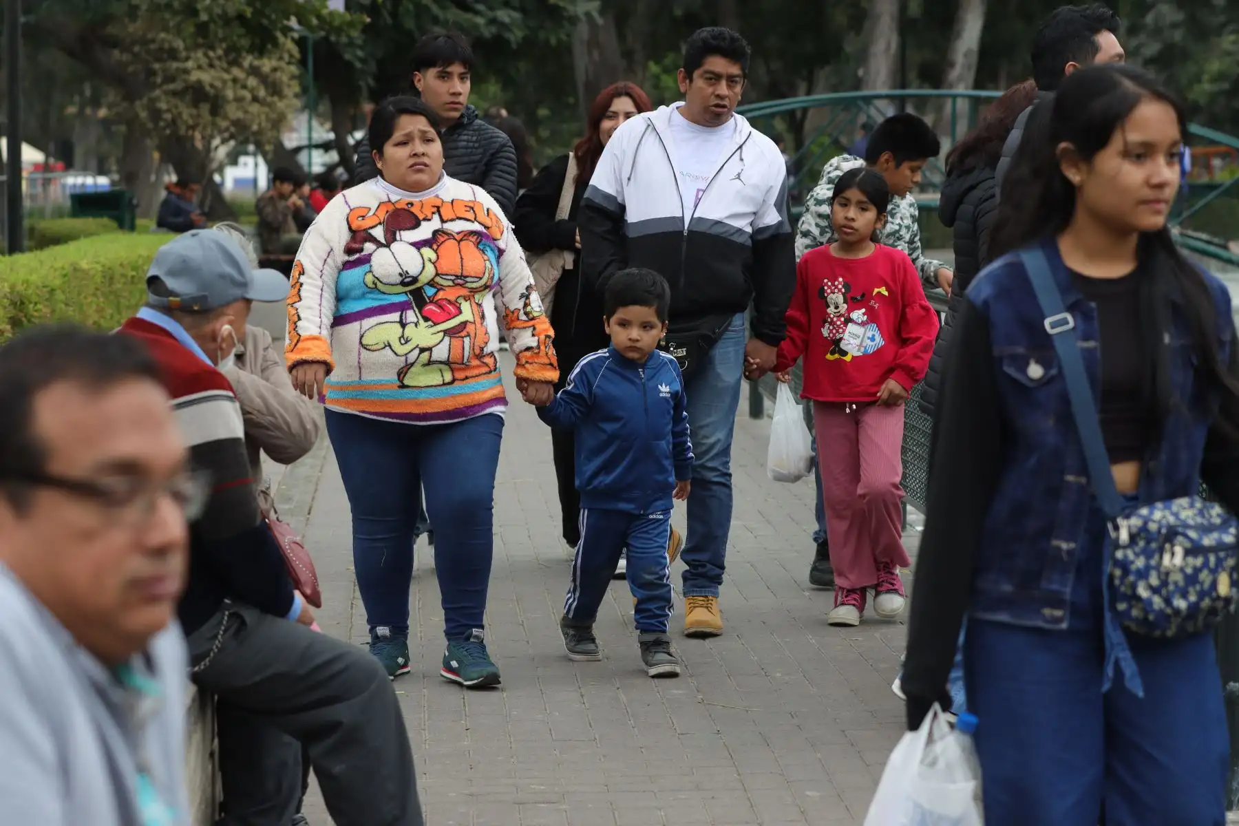 Cientos de familias limeñas celebran  el Día del Niño visitando diversos espacios públicos , entre ellas  el Parque de la Exposición.
Foto: ANDINA / Lino Chipana.
