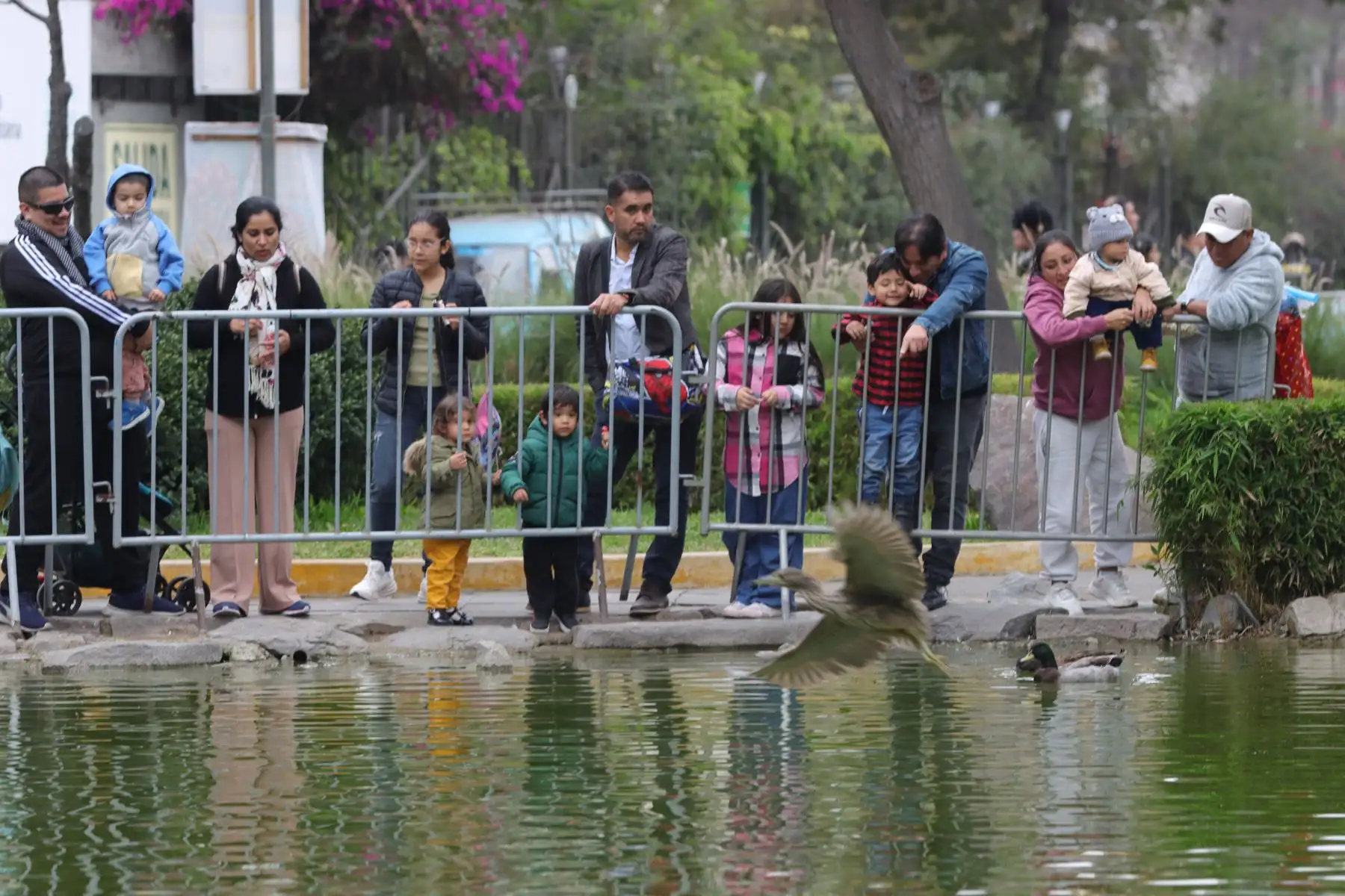 Cientos de familias limeñas celebran  el Día del Niño visitando diversos espacios públicos , entre ellas  el Parque de la Exposición.
Foto: ANDINA / Lino Chipana.