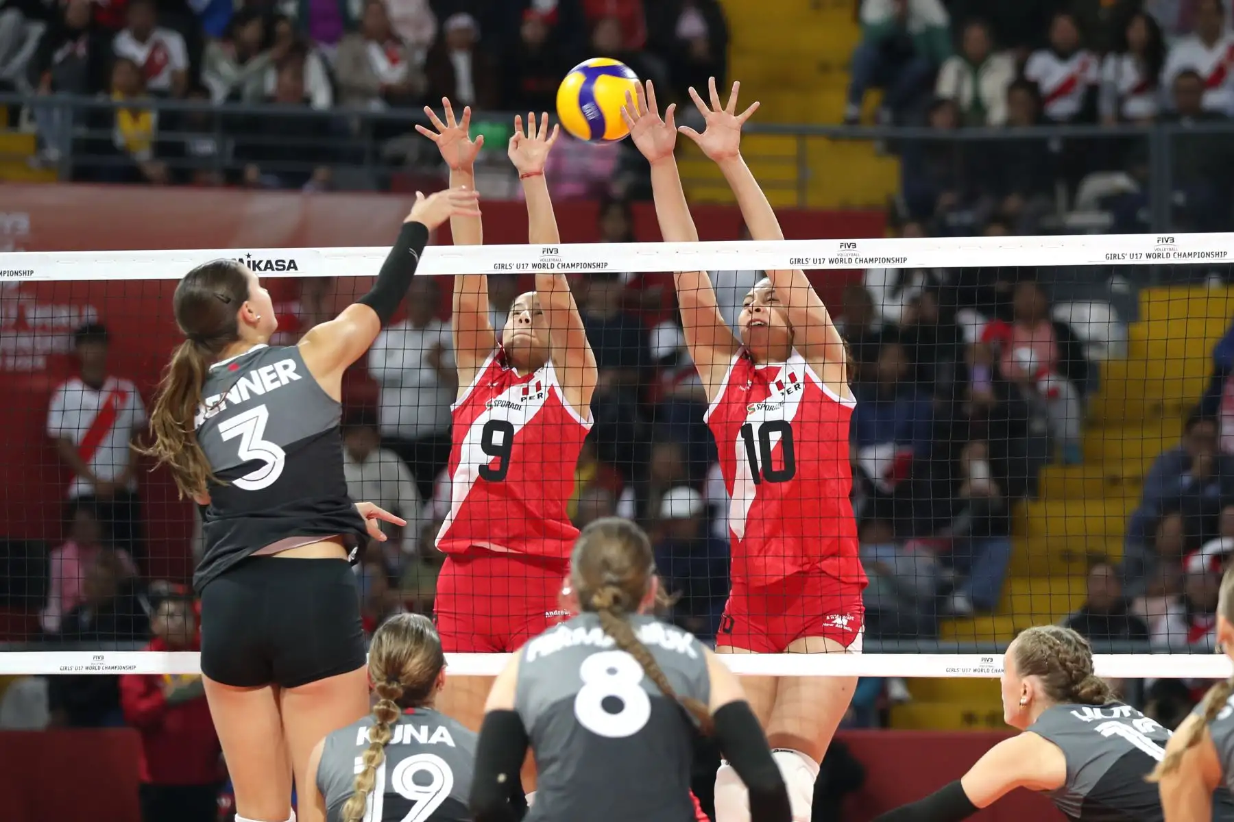 La selección peruana de voleibol se enfrenta a su similar de Canadá, en la segunda fecha del Mundial Sub 17 de vóley 2024 que se realiza en el Coliseo Eduardo Dibós.
Foto: ANDINA / Lino Chipana.