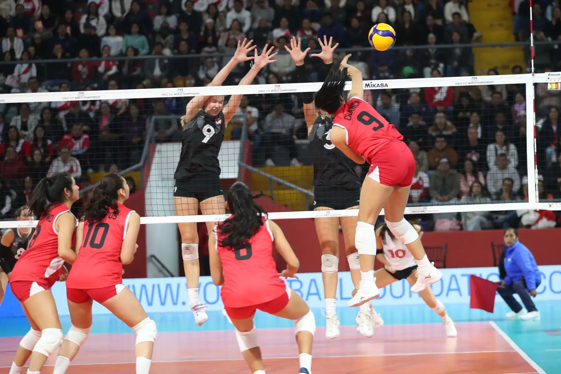 La selección peruana de voleibol se enfrenta a su similar de Canadá, en la segunda fecha del Mundial Sub 17 de vóley 2024 que se realiza en el Coliseo Eduardo Dibós.
Foto: ANDINA / Lino Chipana.