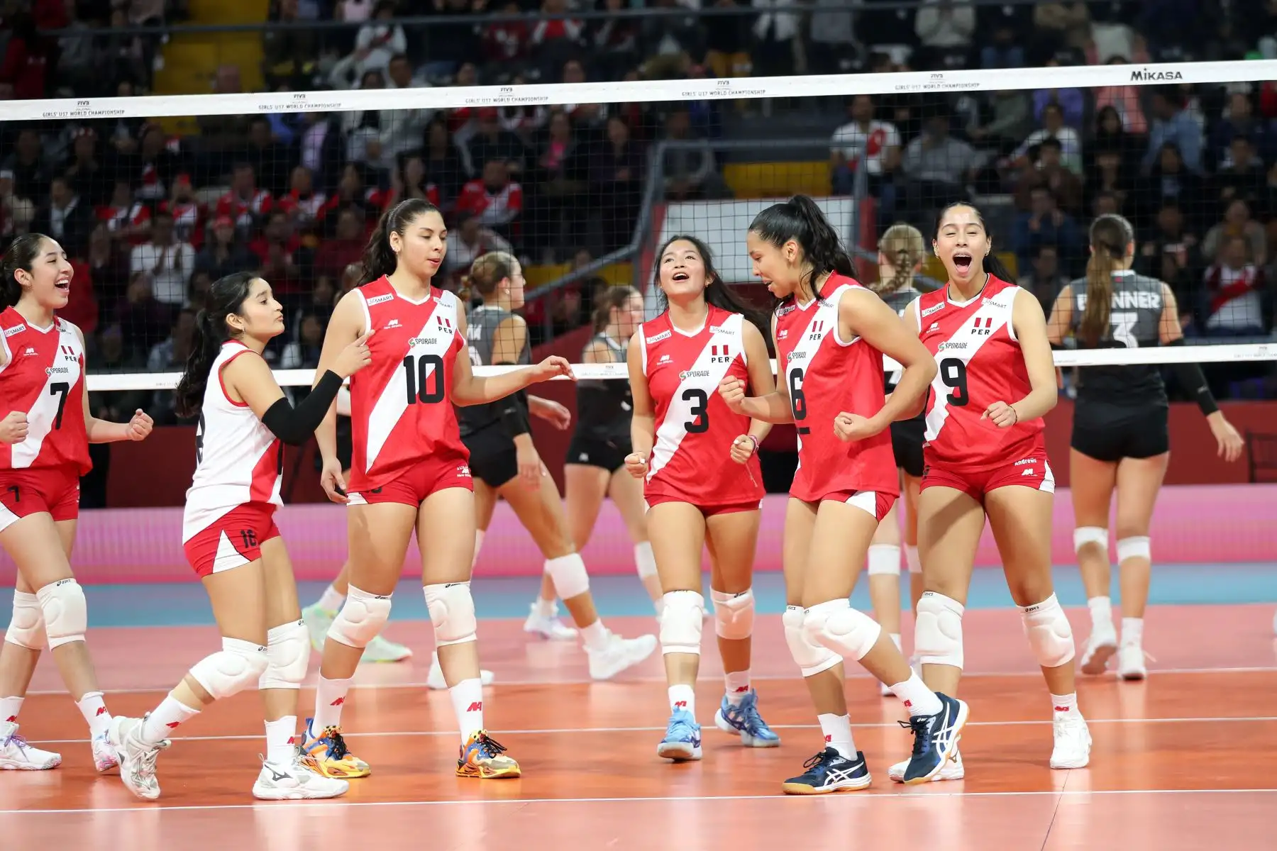 La selección peruana de voleibol se enfrenta a su similar de Canadá, en la segunda fecha del Mundial Sub 17 de vóley 2024 que se realiza en el Coliseo Eduardo Dibós.
Foto: ANDINA / Lino Chipana.