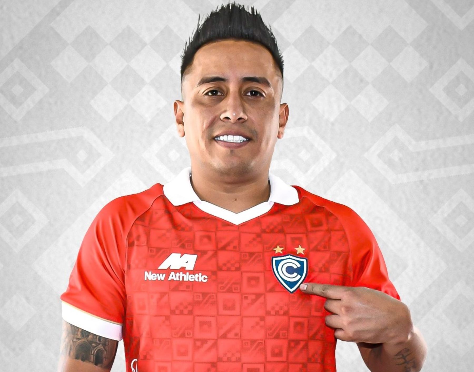 Christian Cueva luce la camiseta de Cienciano, el cuarto club peruano que refuerza