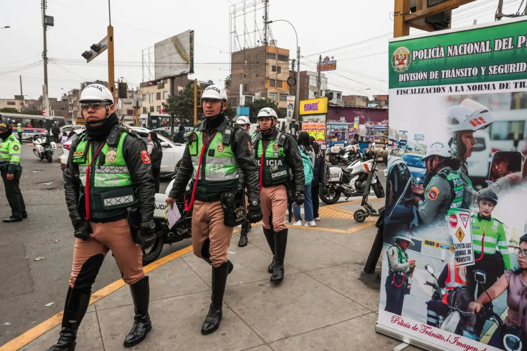 La Policía Nacional realiza un mega operativo en busca de infractores y personas con requisitorias, garantizando la seguridad vial y pública. Foto: ANDINA/ Connie Calderon