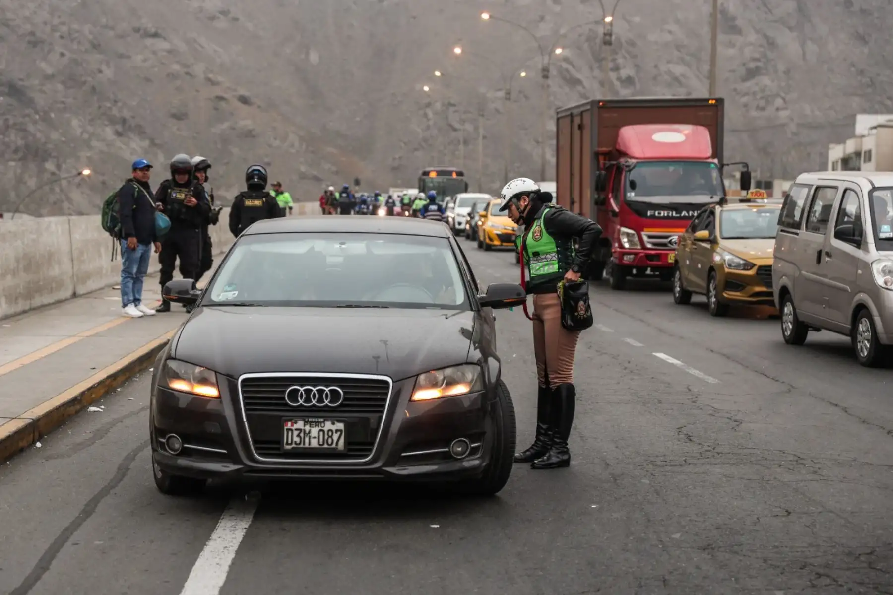 La Policía Nacional realiza un mega operativo en busca de infractores y personas con requisitorias, garantizando la seguridad vial y pública. Foto: ANDINA/ Connie Calderon