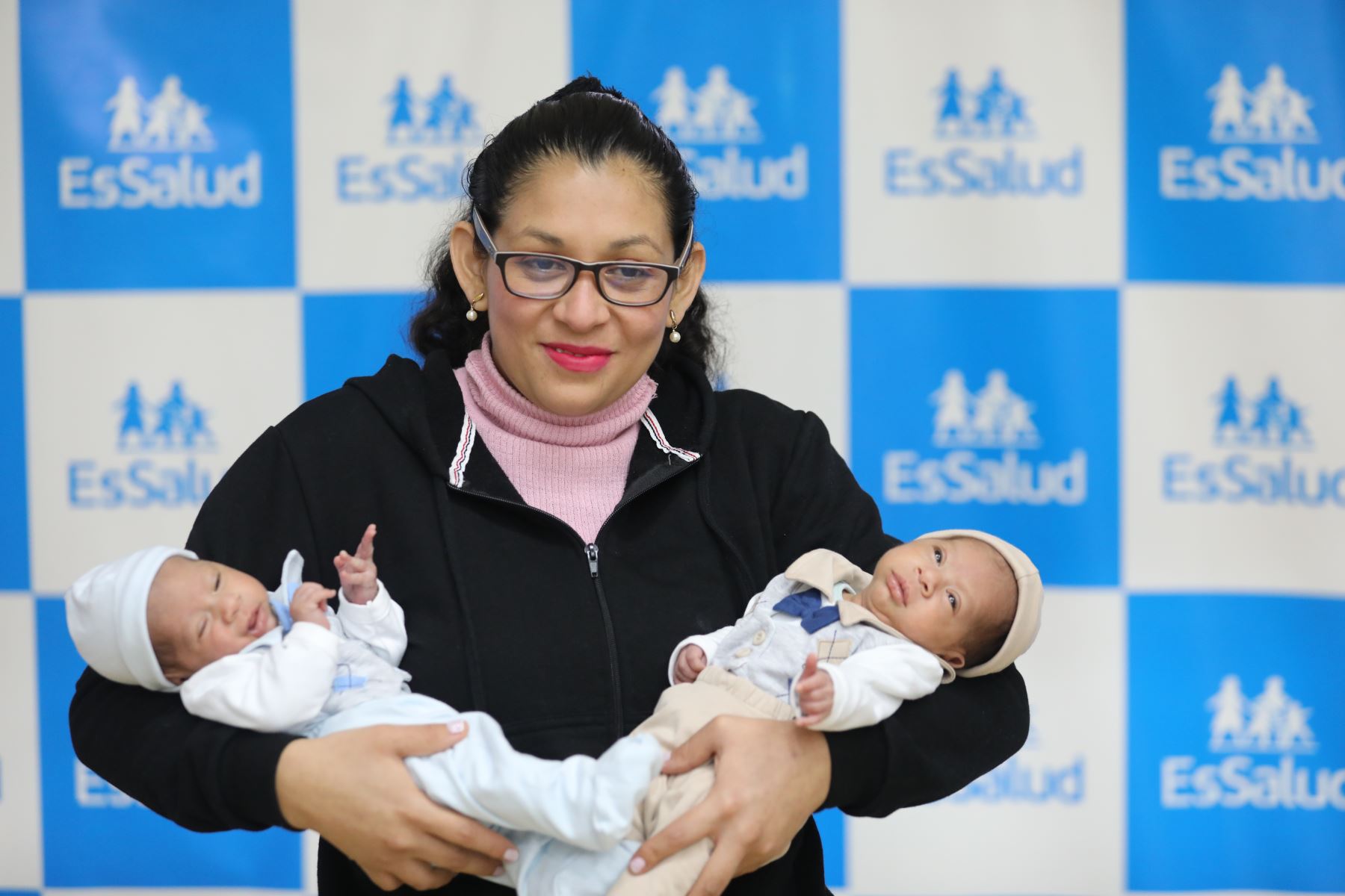 Médicos de EsSalud salvan vida de gemelos con cirugía intrauterina mínimamente invasiva. Foto:ANDINA/Difusión