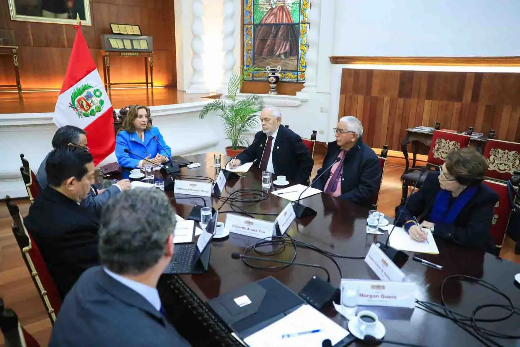 La presidenta de la república, Dina Ercilia Boluarte Zegarra, sostuvo un encuentro con representantes de la agrupación política Honor y Democracia, con quienes abordó temas importantes para el desarrollo del país. Foto: ANDINA/ Prensa Presidencia