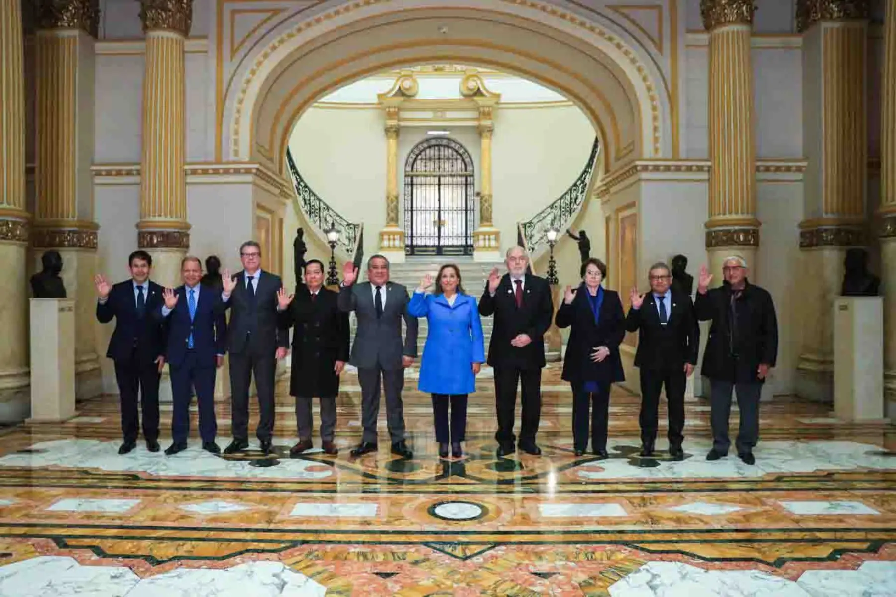 La presidenta de la república, Dina Ercilia Boluarte Zegarra, sostuvo un encuentro con representantes de la agrupación política Honor y Democracia, con quienes abordó temas importantes para el desarrollo del país. Foto: ANDINA/ Prensa Presidencia